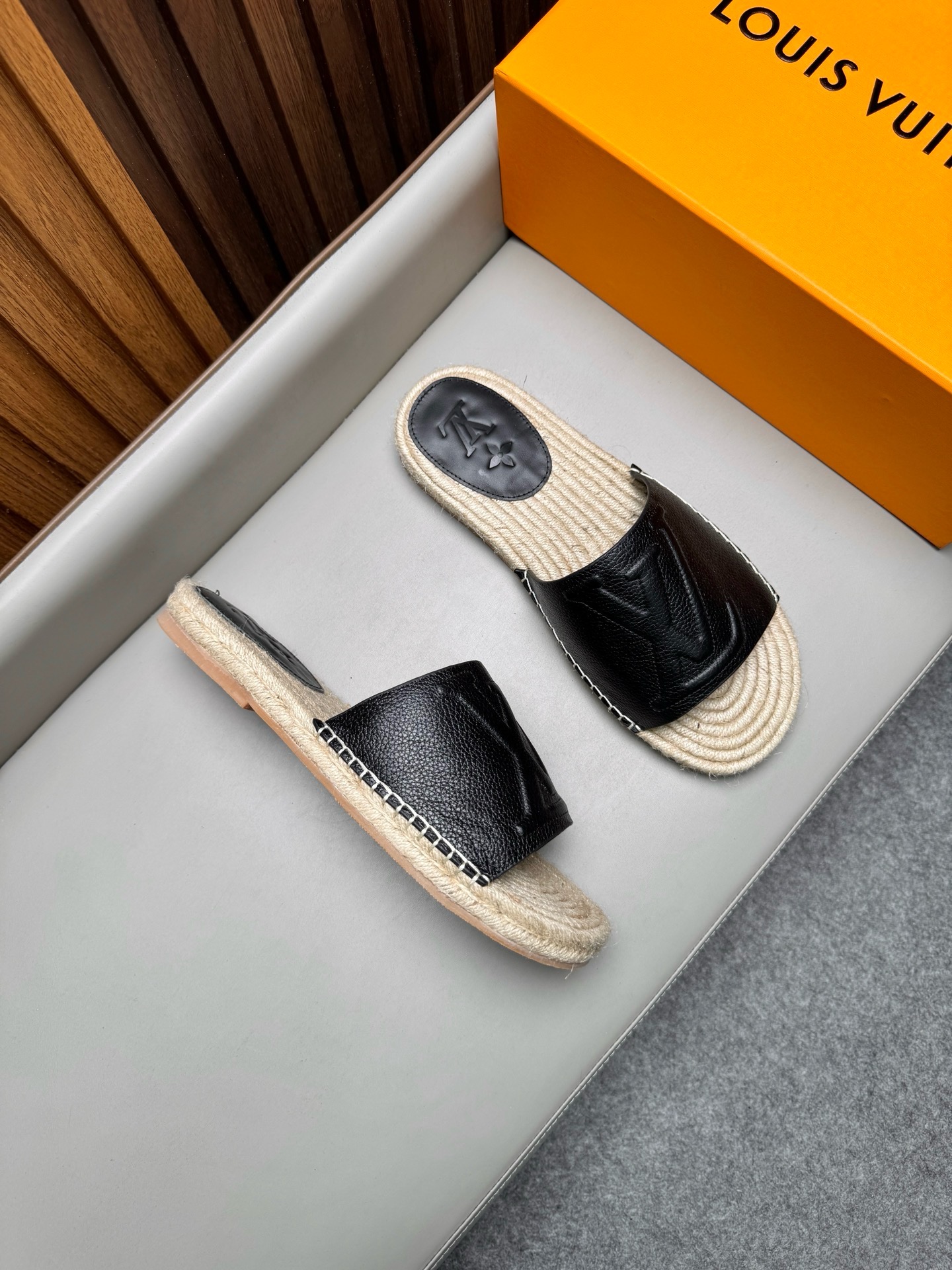 Шлёпанцы мужские в стиле Louis Vuitton черного цвета