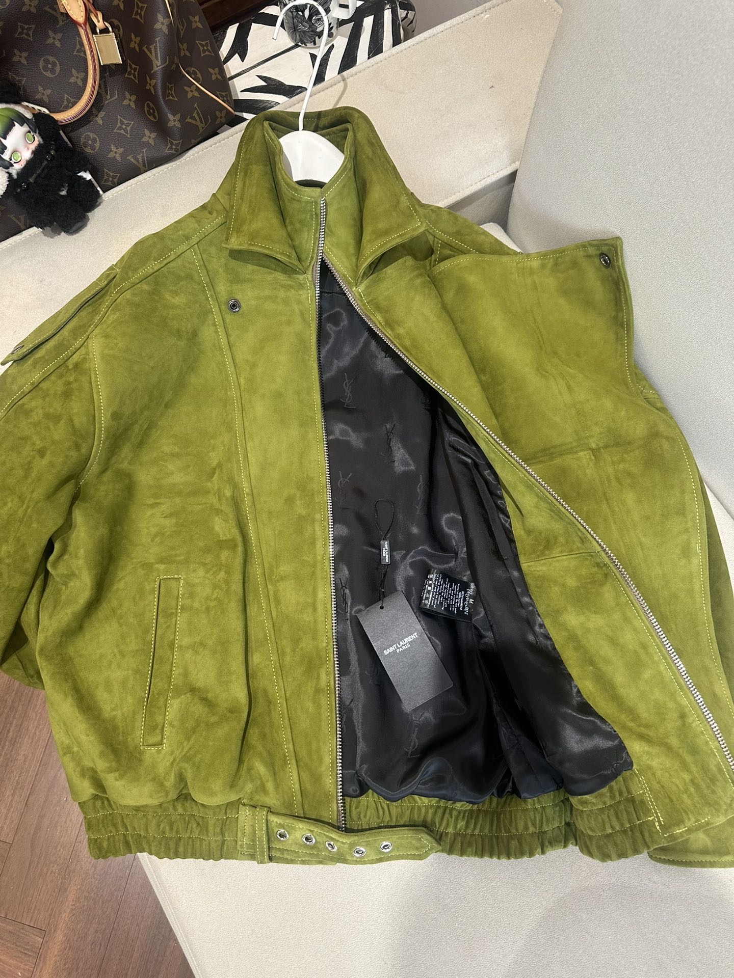 Куртка женская в стиле Saint Laurent из натуральной замши зелёного цвета укороченная с косой застёжкой