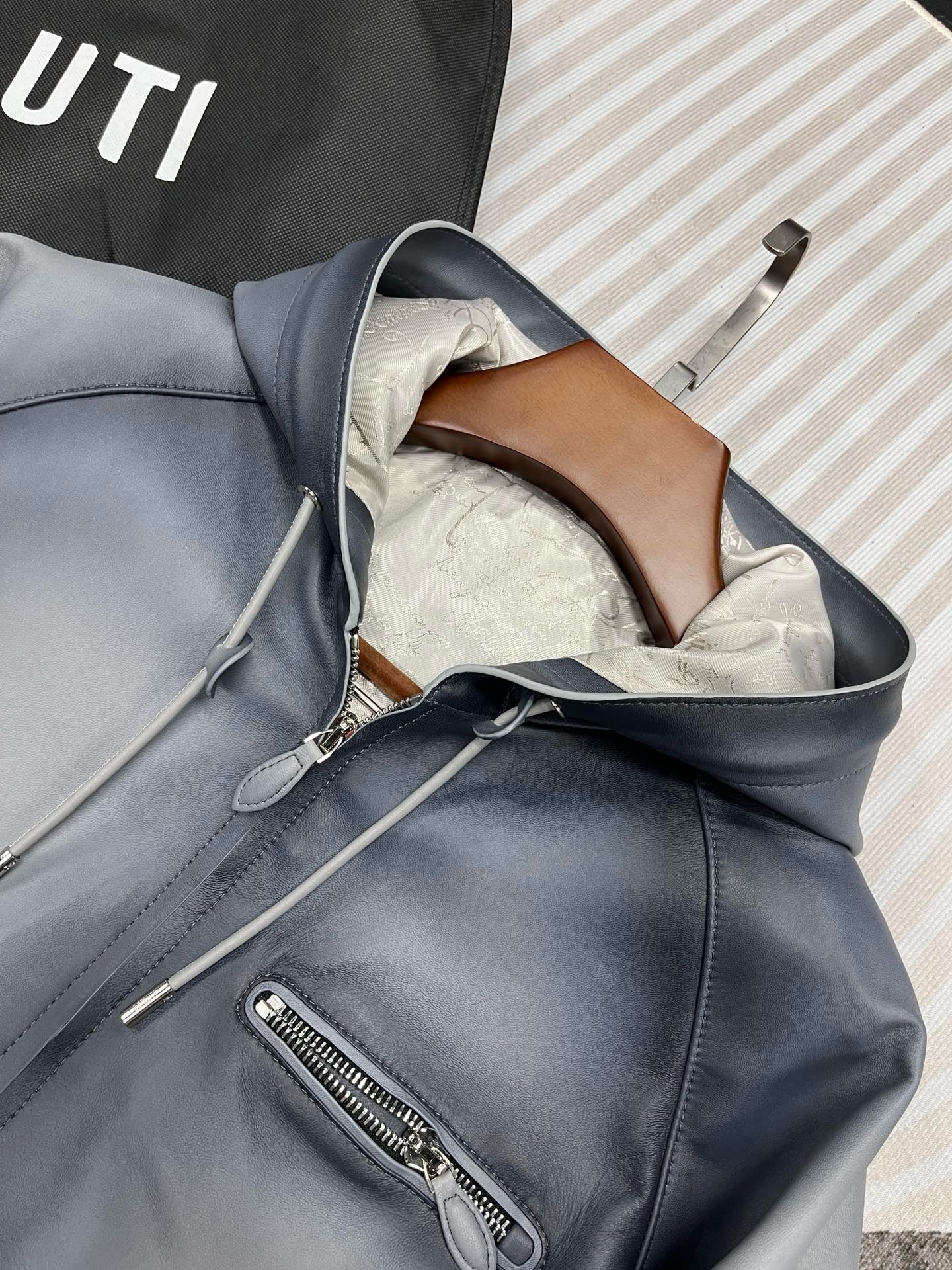 Куртка мужская Berluti серого цвета с капюшоном и трикотажной отделкой