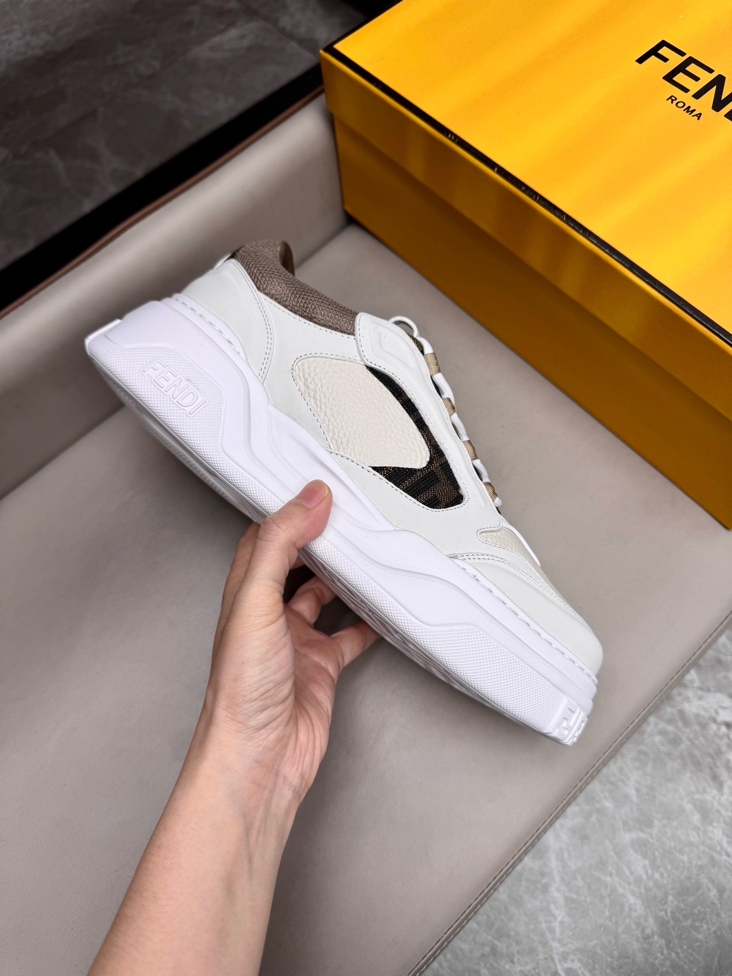 Кроссовки мужские в стиле Fendi белого цвета с бежевыми акцентами