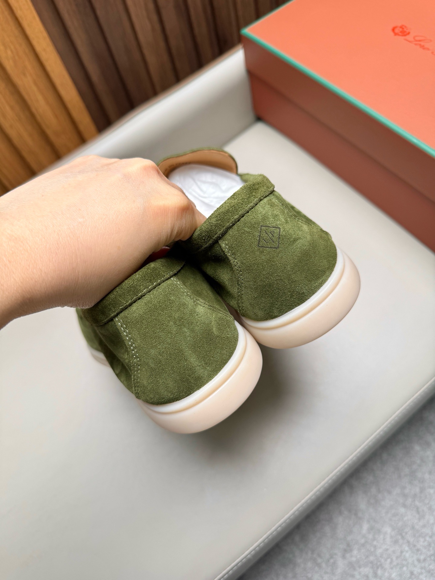 Лоферы унисекс в стиле Loro Piana из натуральной замши зелёного цвета