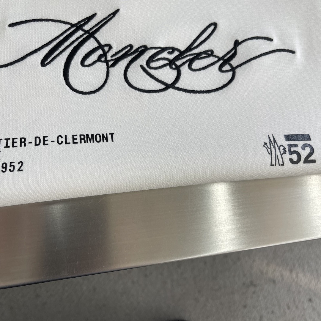 Футболка мужская в стиле Moncler с принтом белого цвета