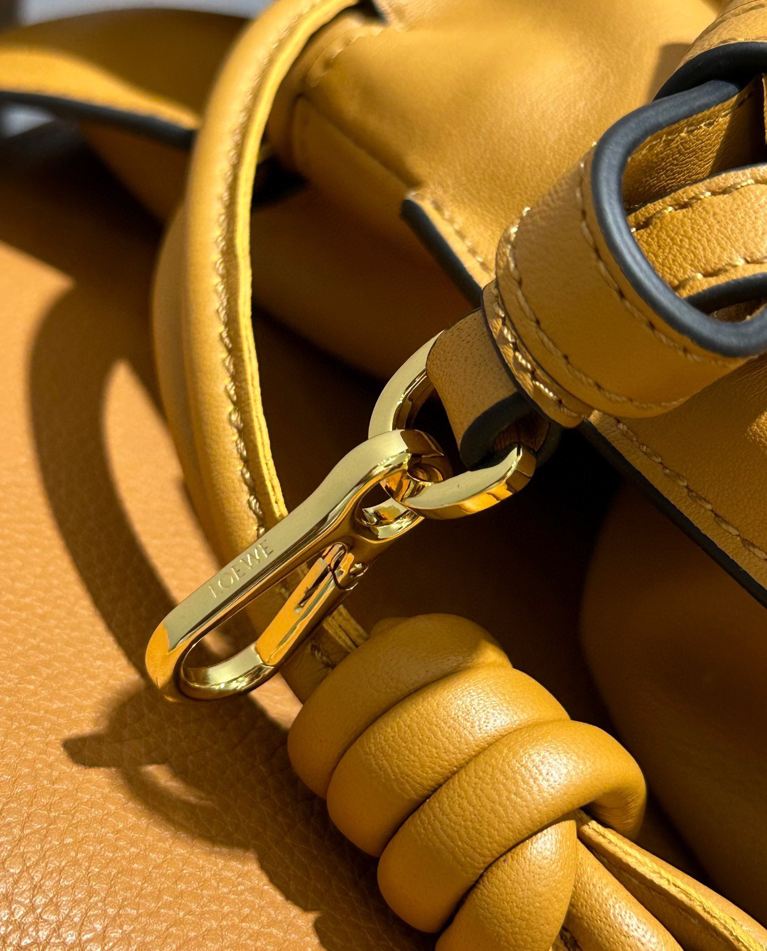 Сумка женская в стиле Loewe Flamenco  золотисто-жёлтого цвета