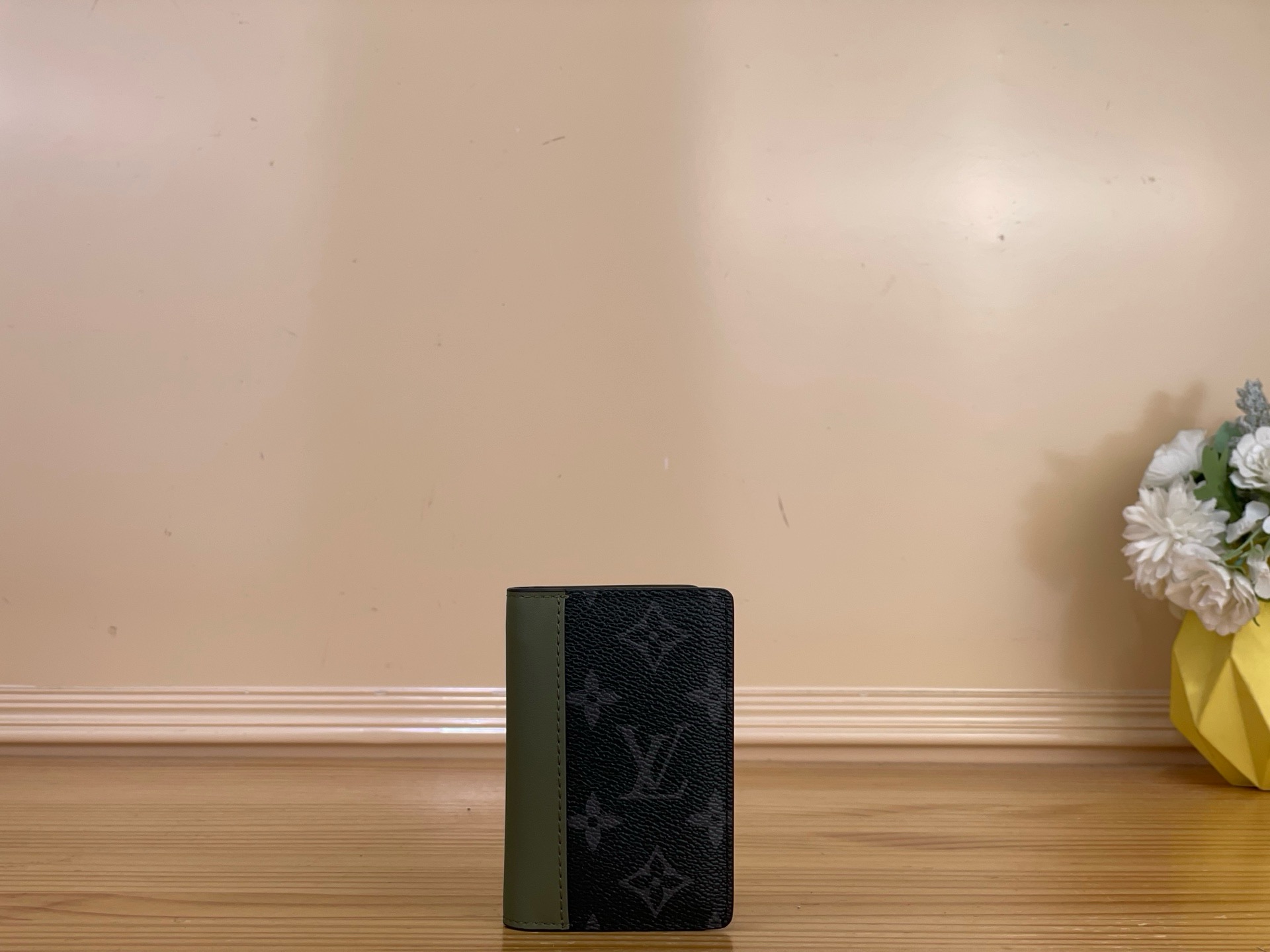 Кошелёк Louis Vuitton чёрно-зелёного цвета