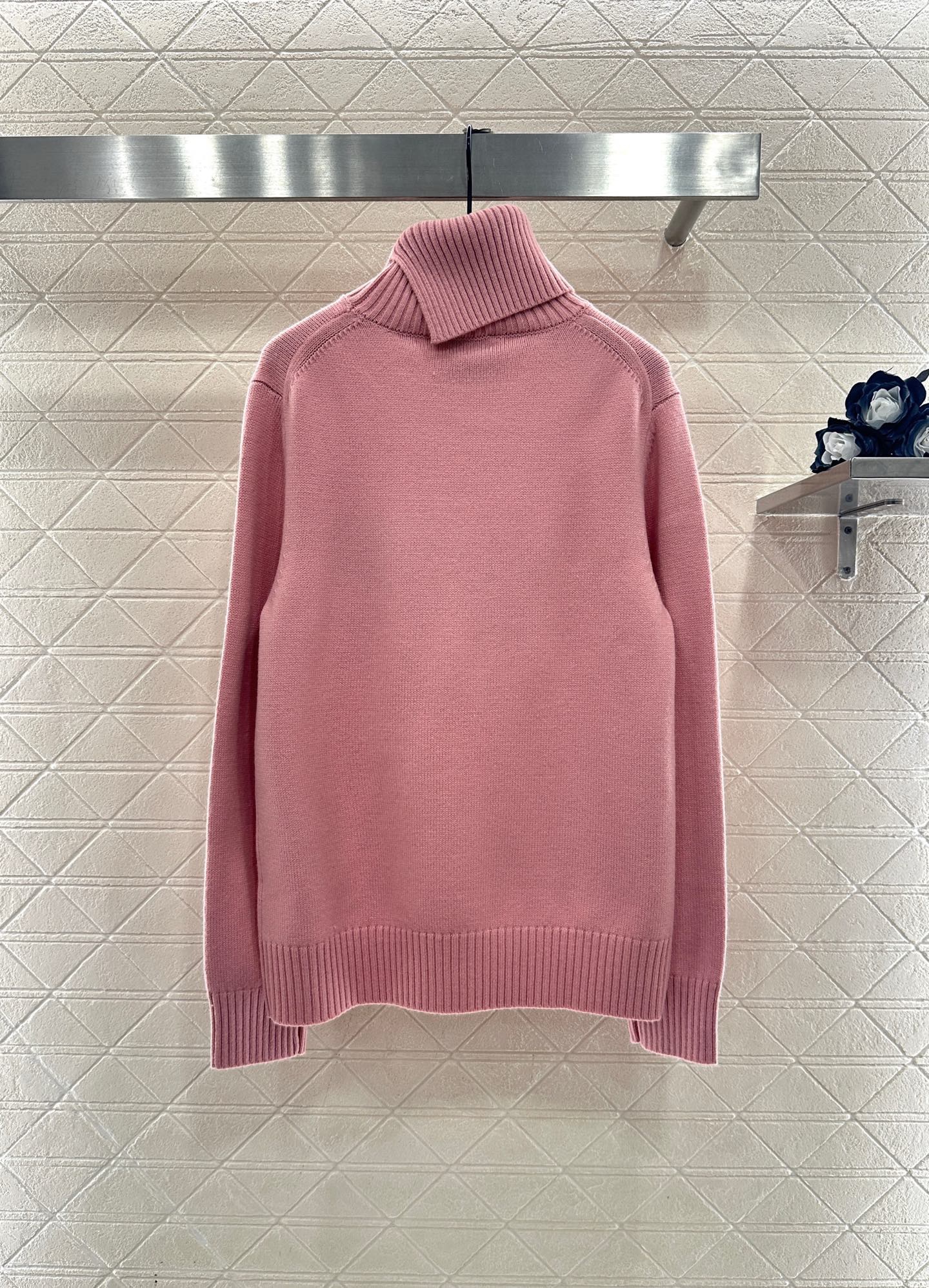 Свитер женский Givenchy Paris 1952 розового цвета с высоким воротом
