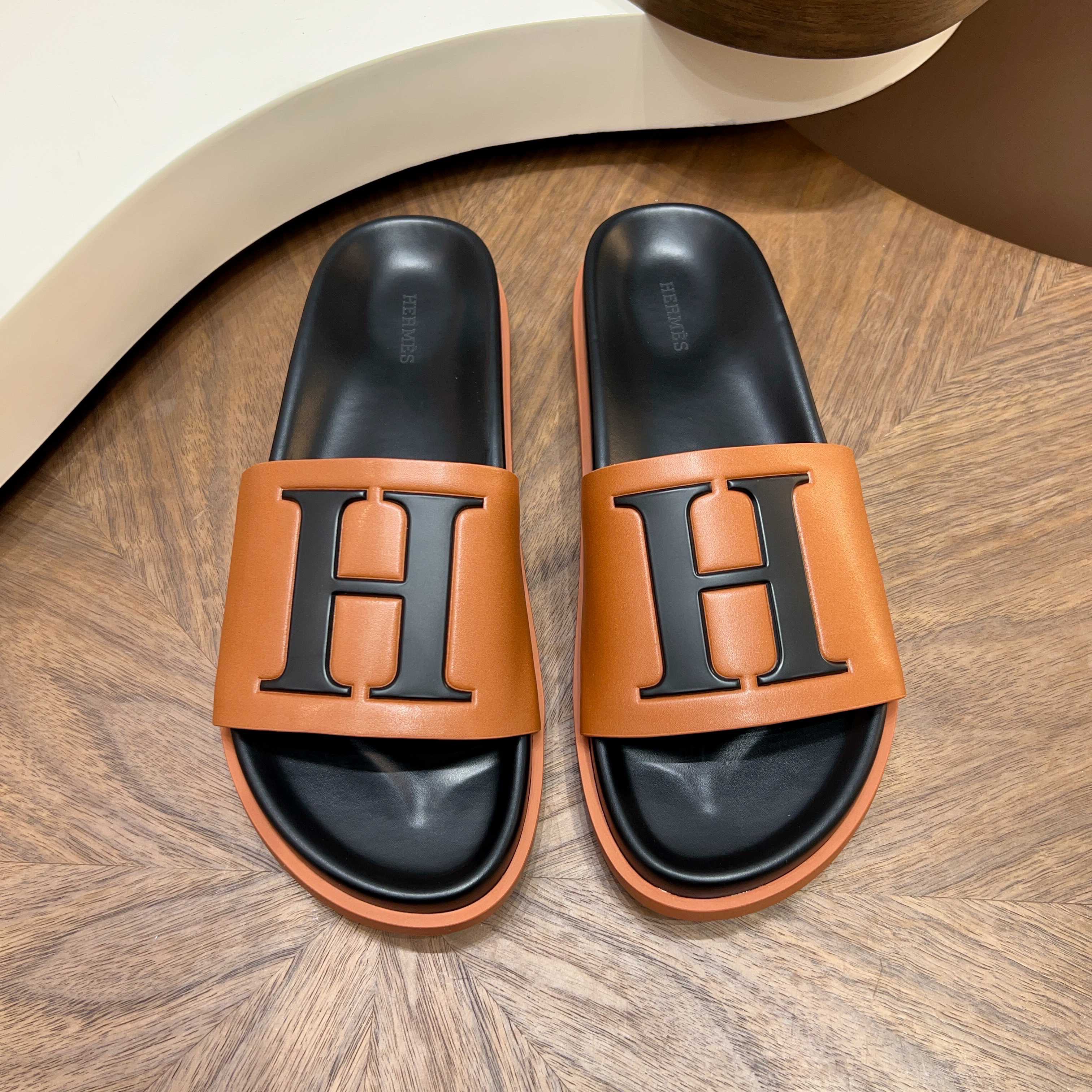 Шлёпанцы мужские в стиле Hermès Oran коричневого цвета