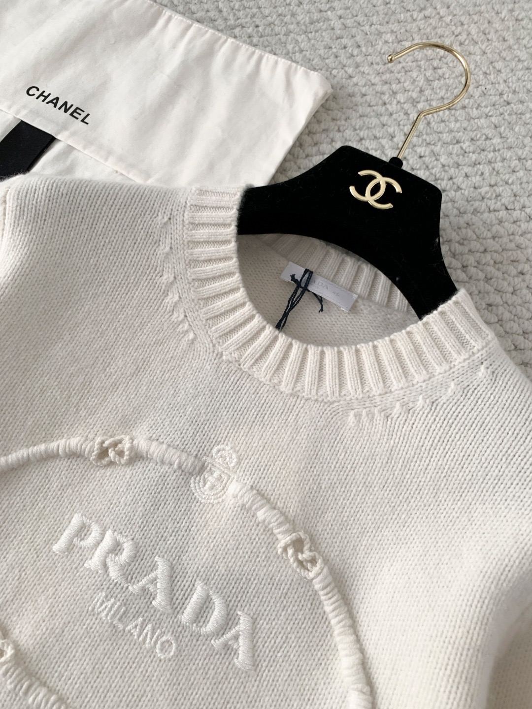 Свитер женский в стиле Prada из шерсти белого цвета с фирменной вышивкой