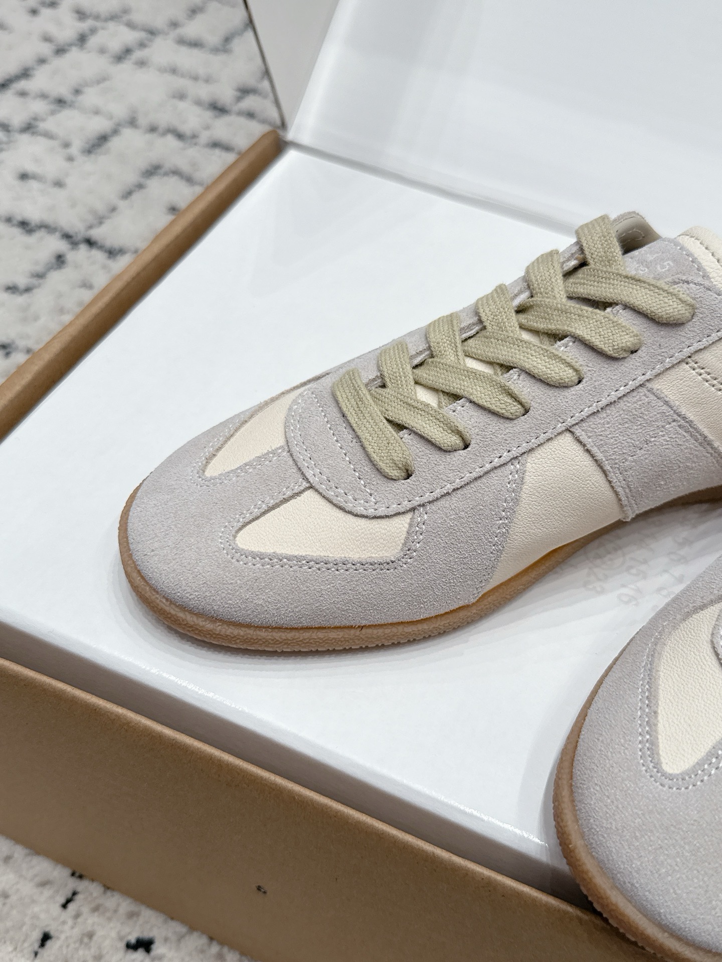 Кроссовки унисекс в стиле Maison Margiela MM6 German Trainer белого цвета с серыми вставками 