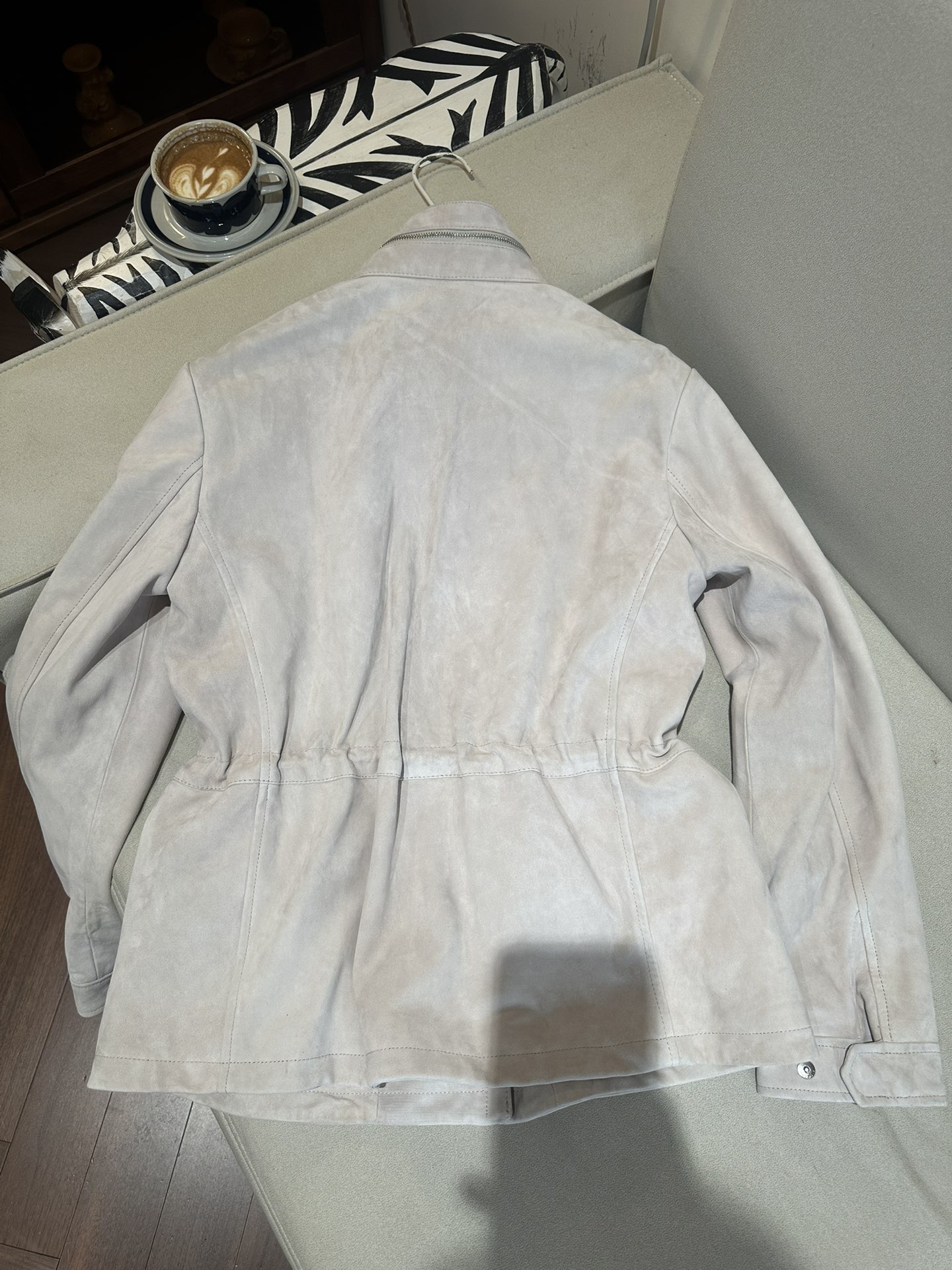 Куртка женская в стиле Loro Piana из натуральной замши светло-бежевого цвета с поясом