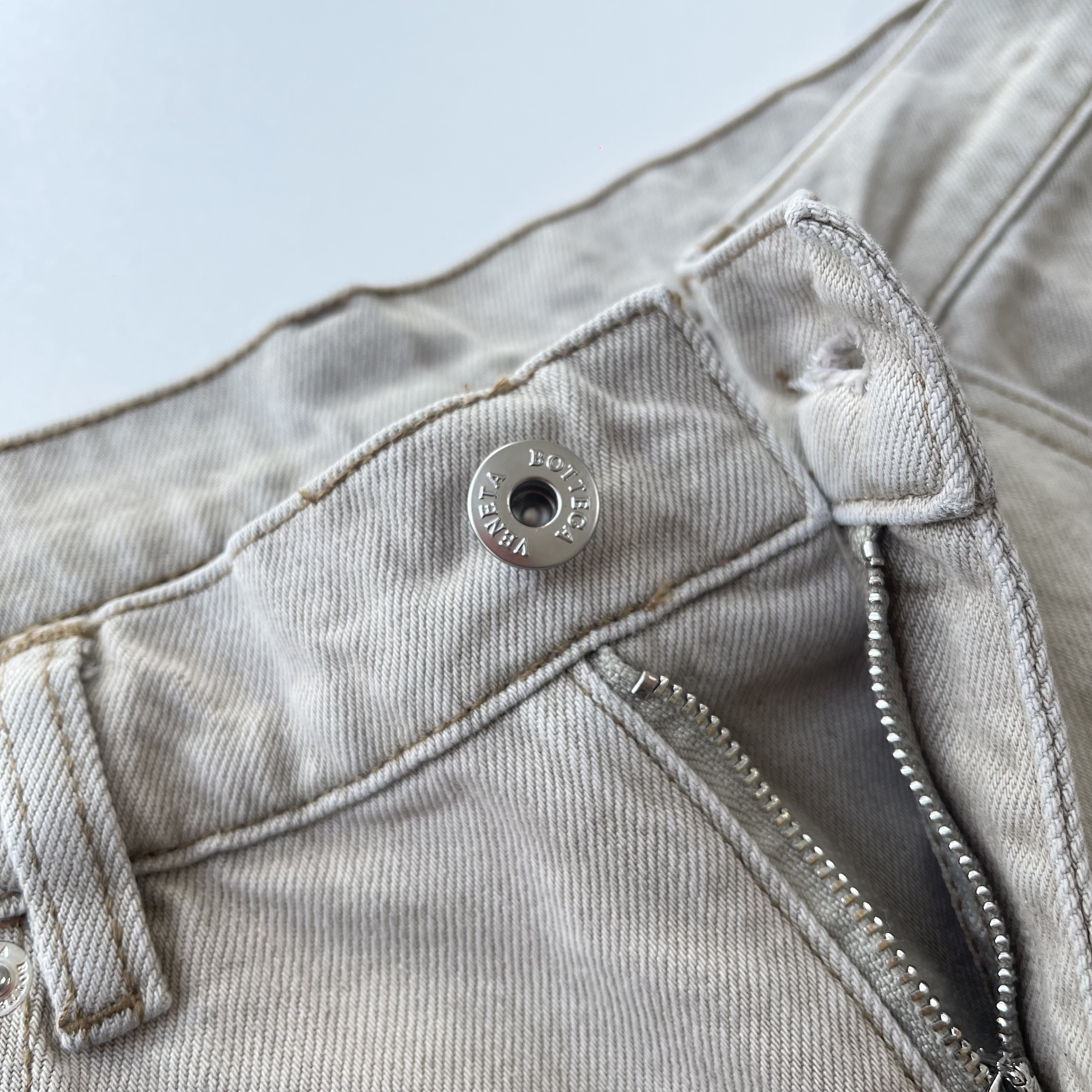 Джинсы мужские в стиле Bottega Veneta Vienna из итальянского денима бежевого цвета