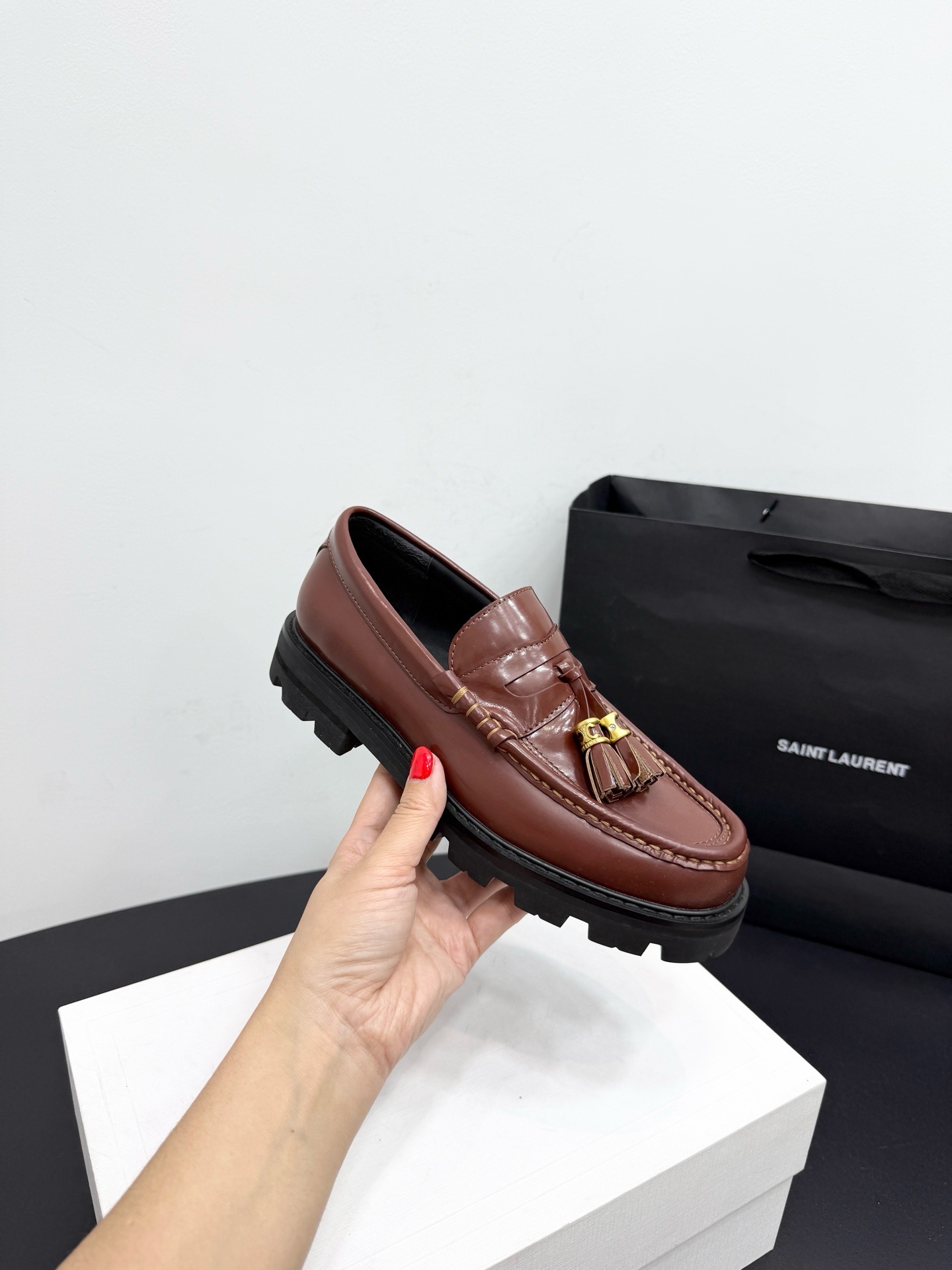 Лоферы женские в стиле Celine Triomphe из натуральной кожи коричневого цвета