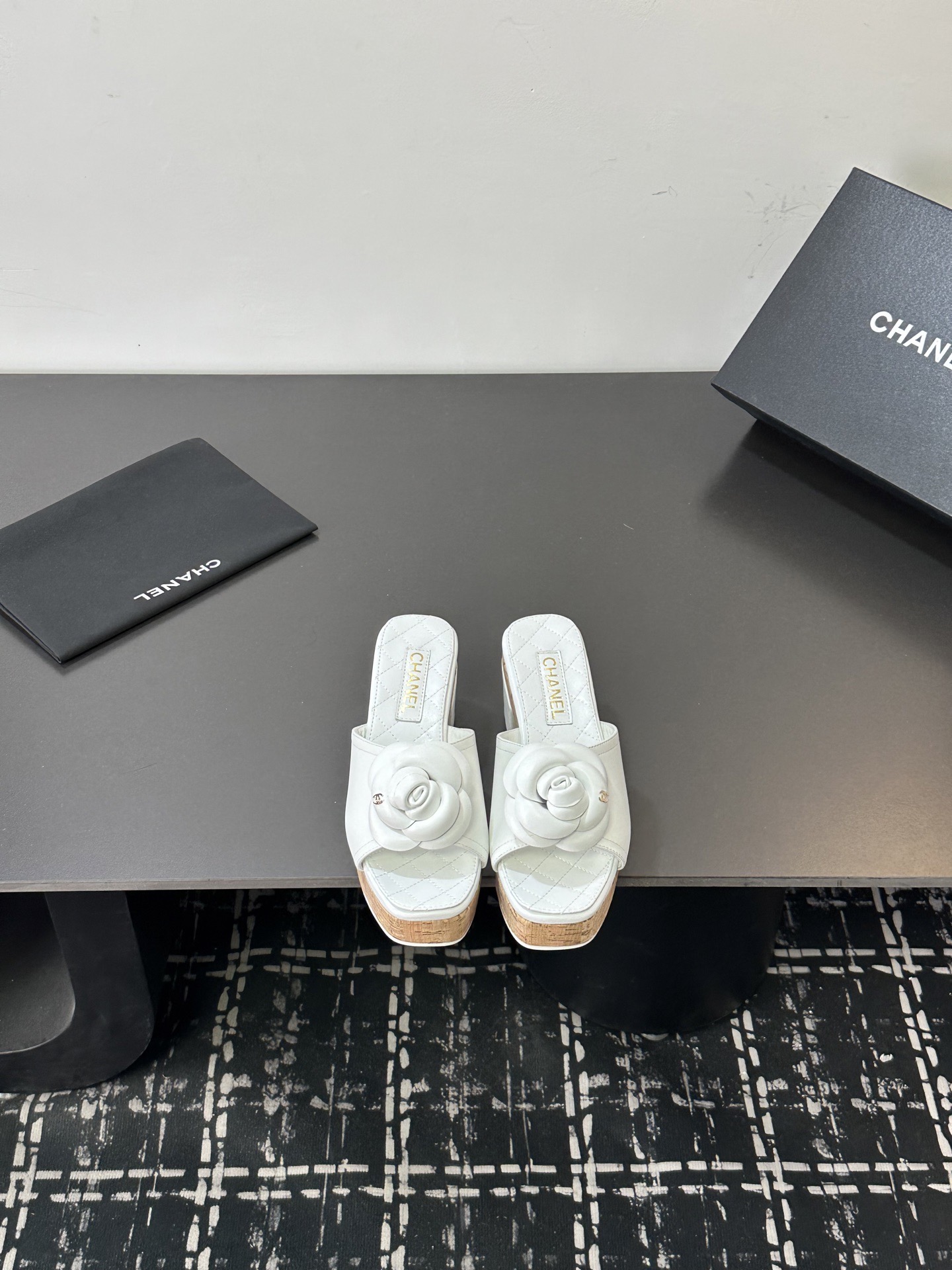 Мюли женские в стиле Chanel с цветком камелии белого цвета