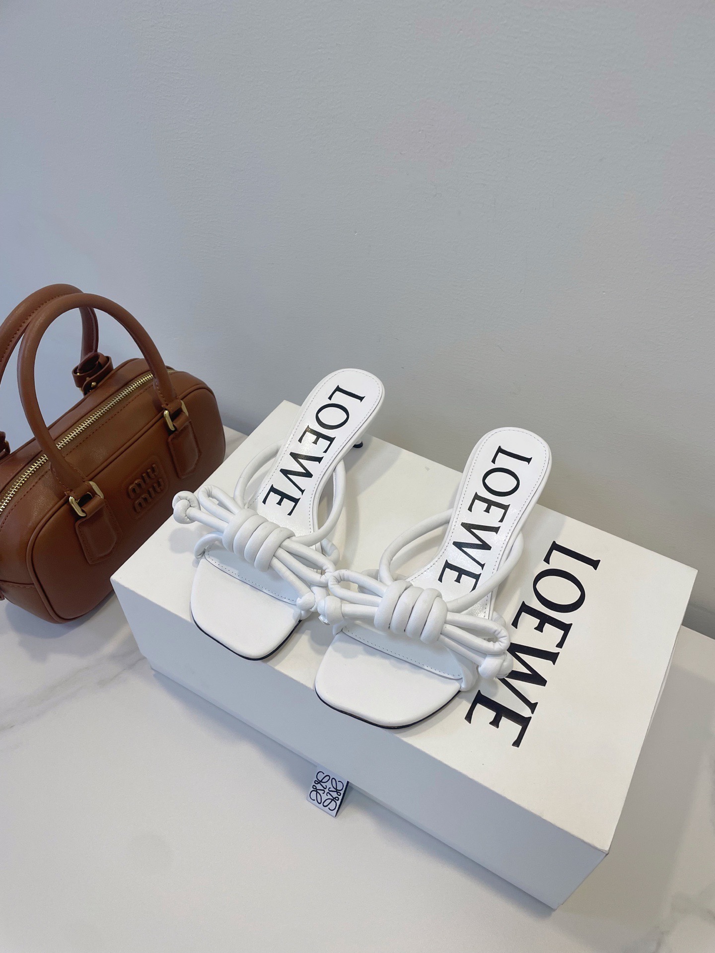 Мюли женские в стиле Loewe с узлом белого цвета