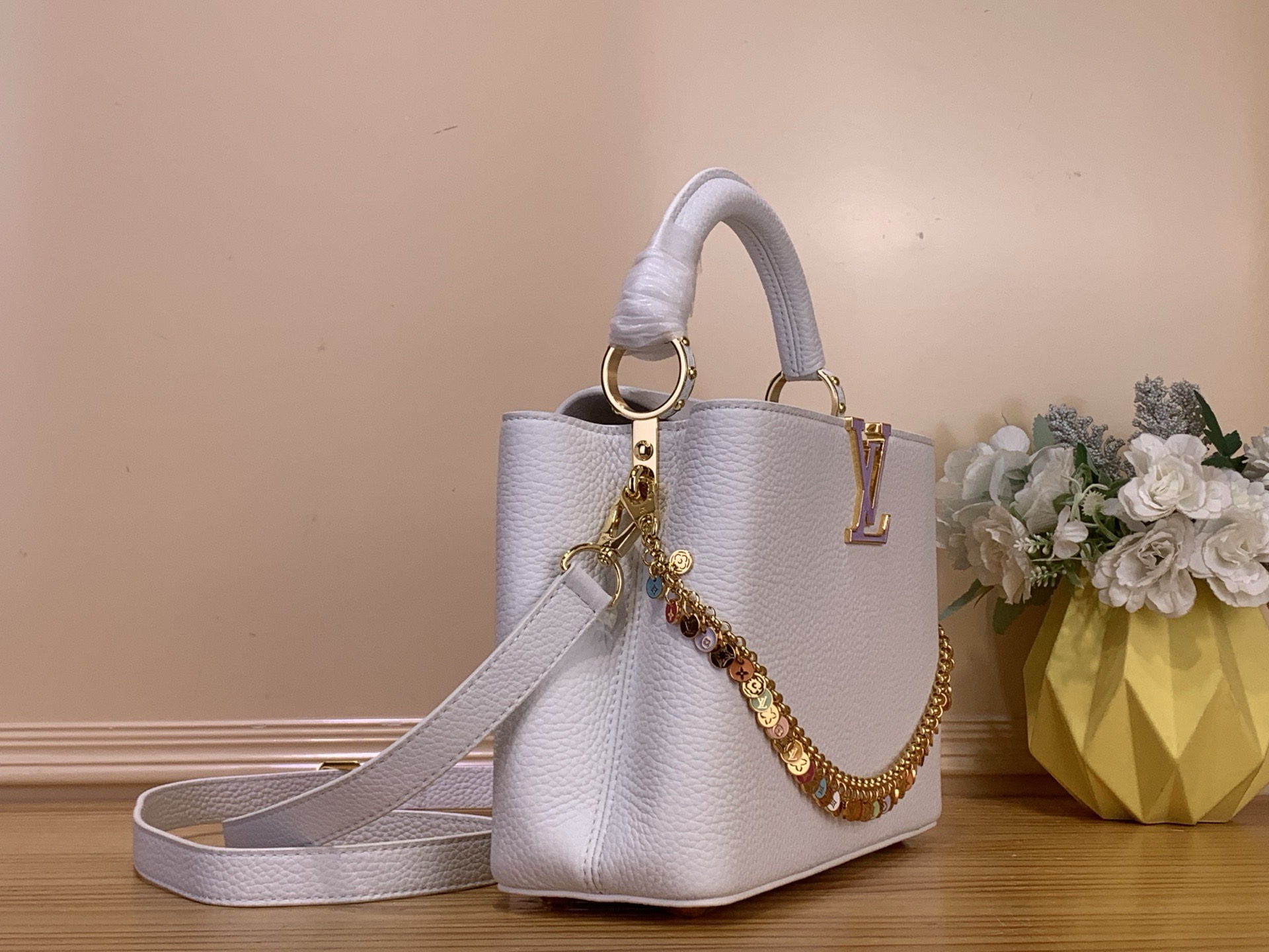 Сумка женская в стиле Louis Vuitton Capucines BB Confetti с декоративной цепочкой