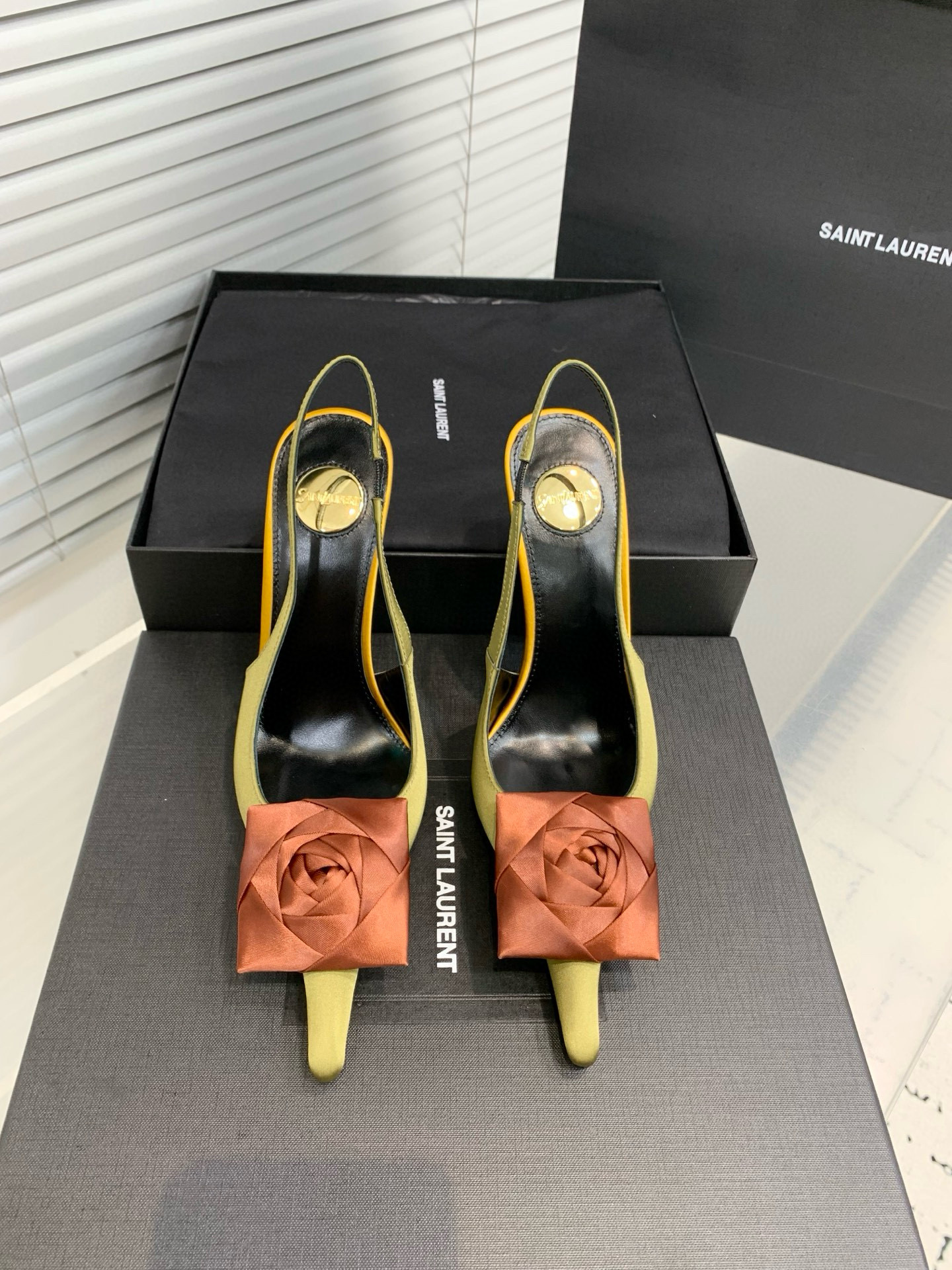 Туфли женские Saint Laurent с цветком slingback оливкового цвета с терракотовым декором