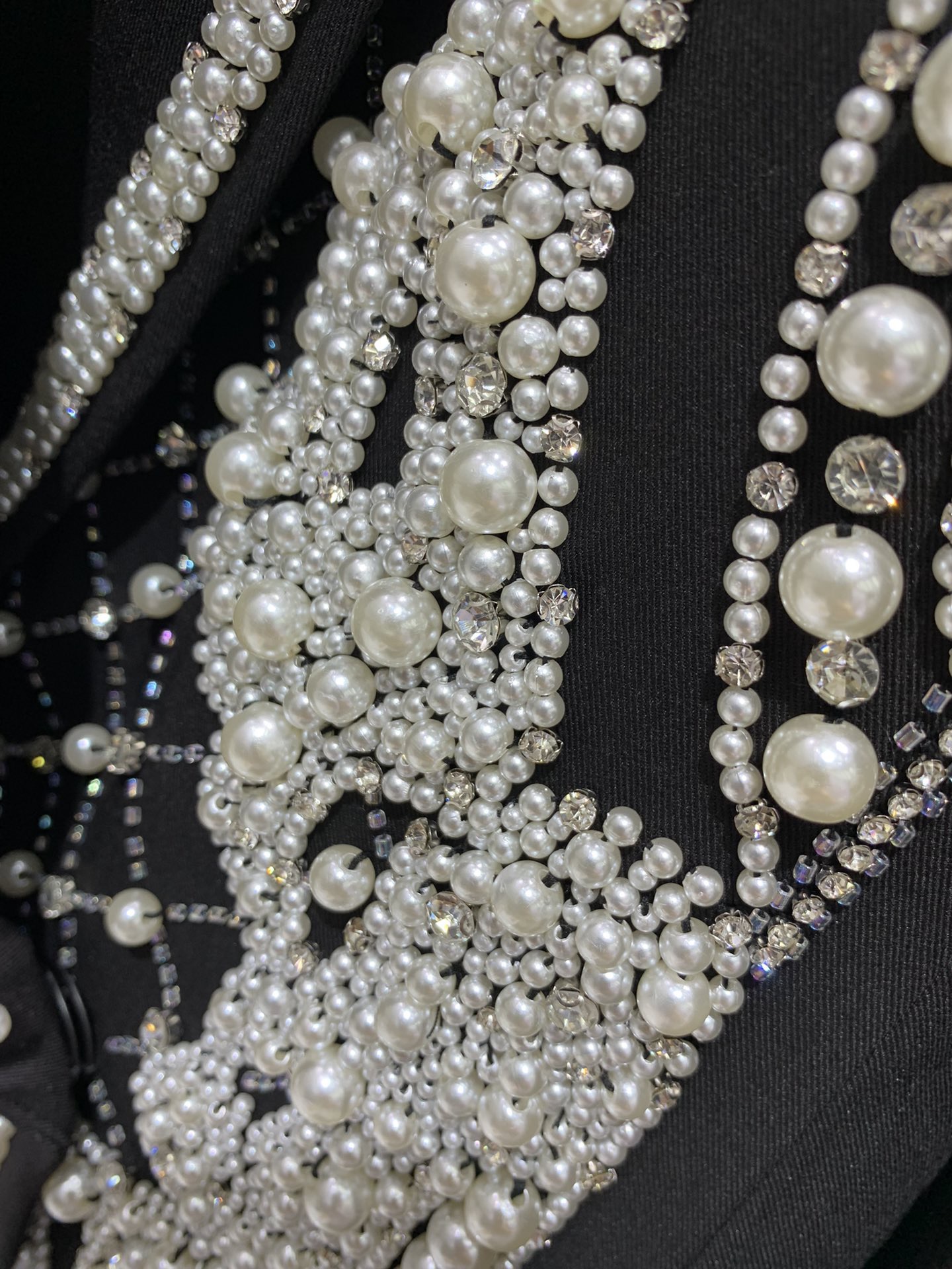 Жакет женский в стиле Balmain из плотной костюмной ткани чёрного цвета с ручной жемчужной вышивкой