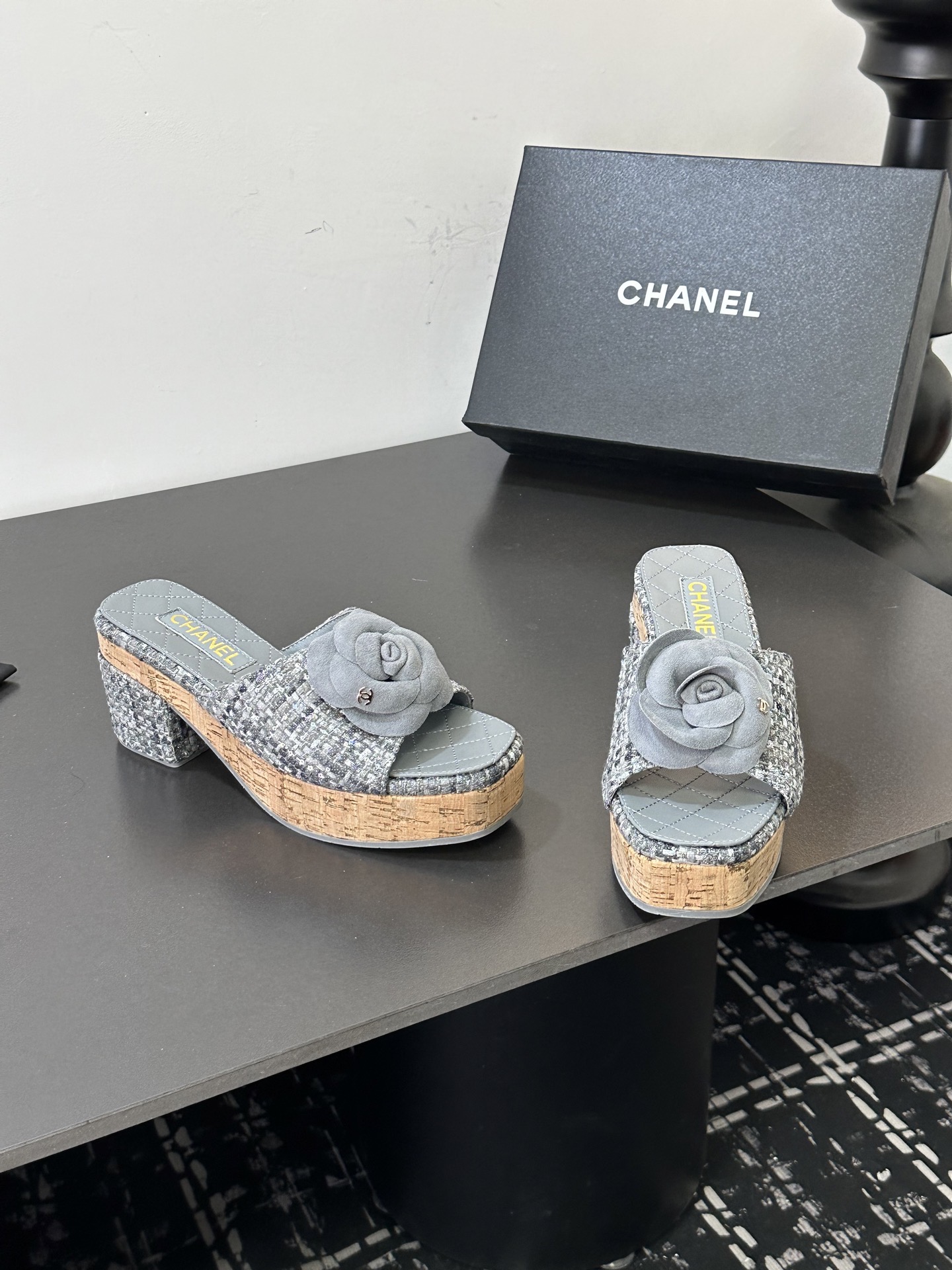 Мюли женские в стиле Chanel с цветком камелии голубого цвета