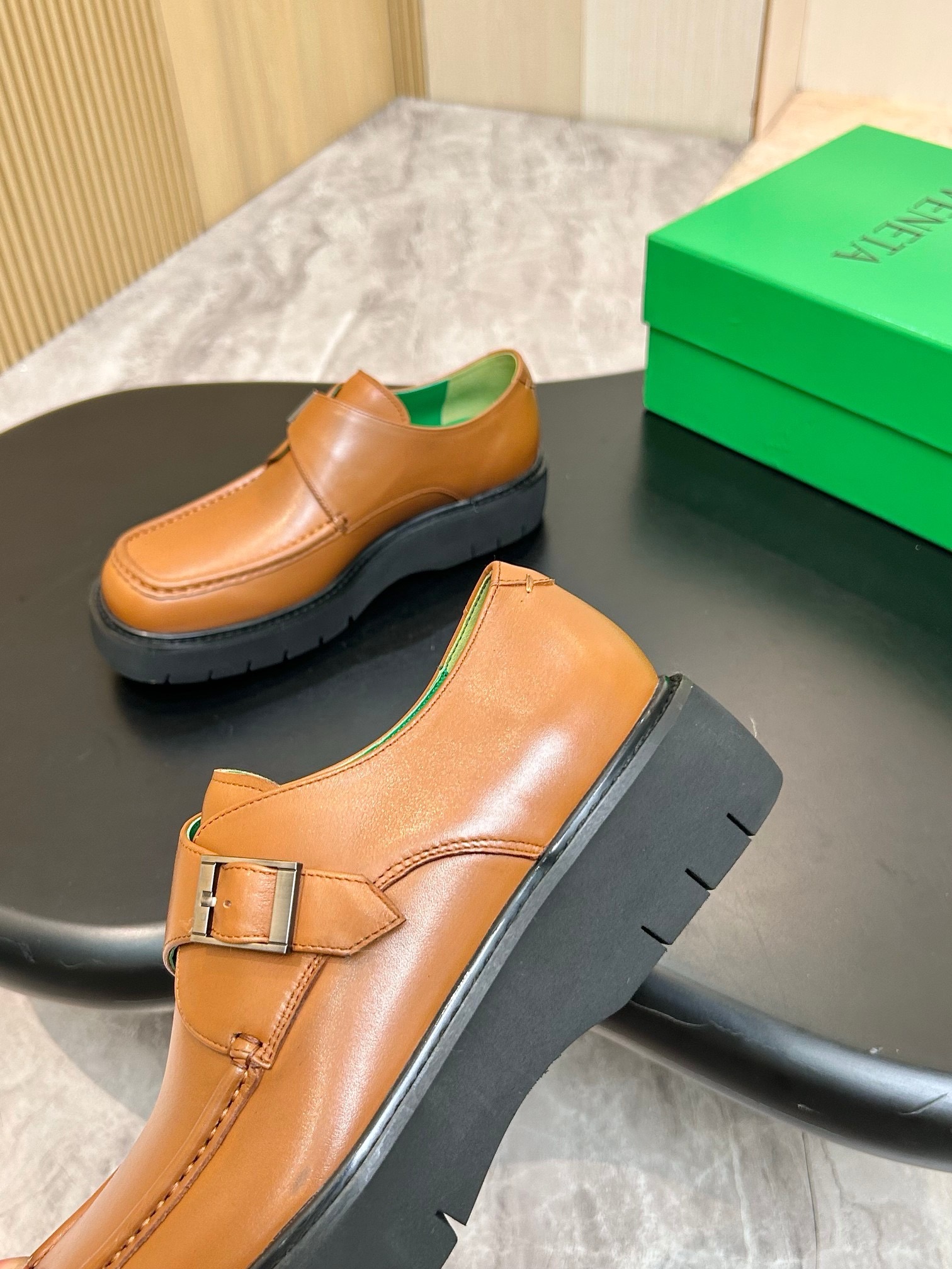 Туфли мужские Bottega Veneta из гладкой натуральной кожи коньячного цвета