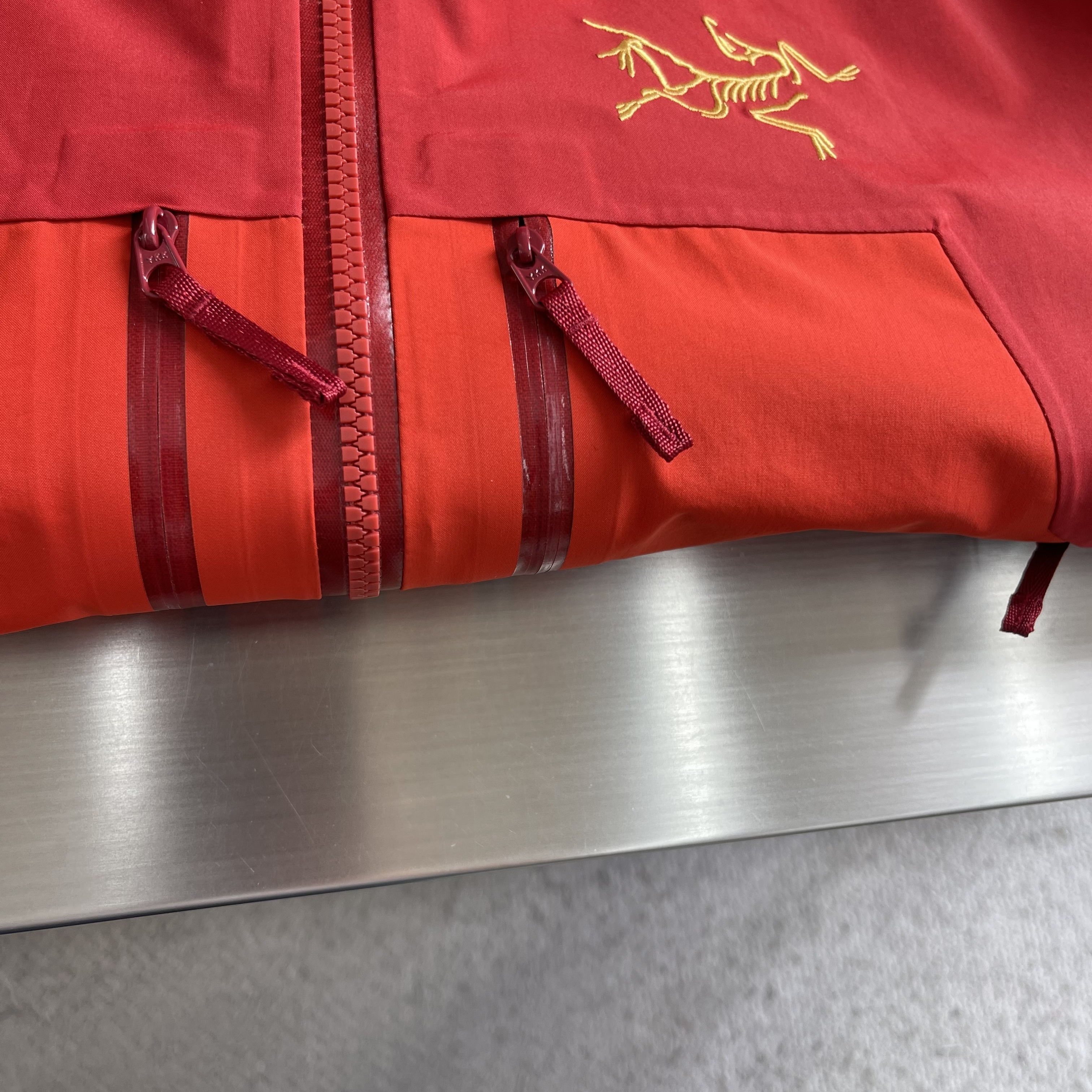 Куртка унисекс в стиле Arc’teryx Alpha SV  красного цвета с вышивкой