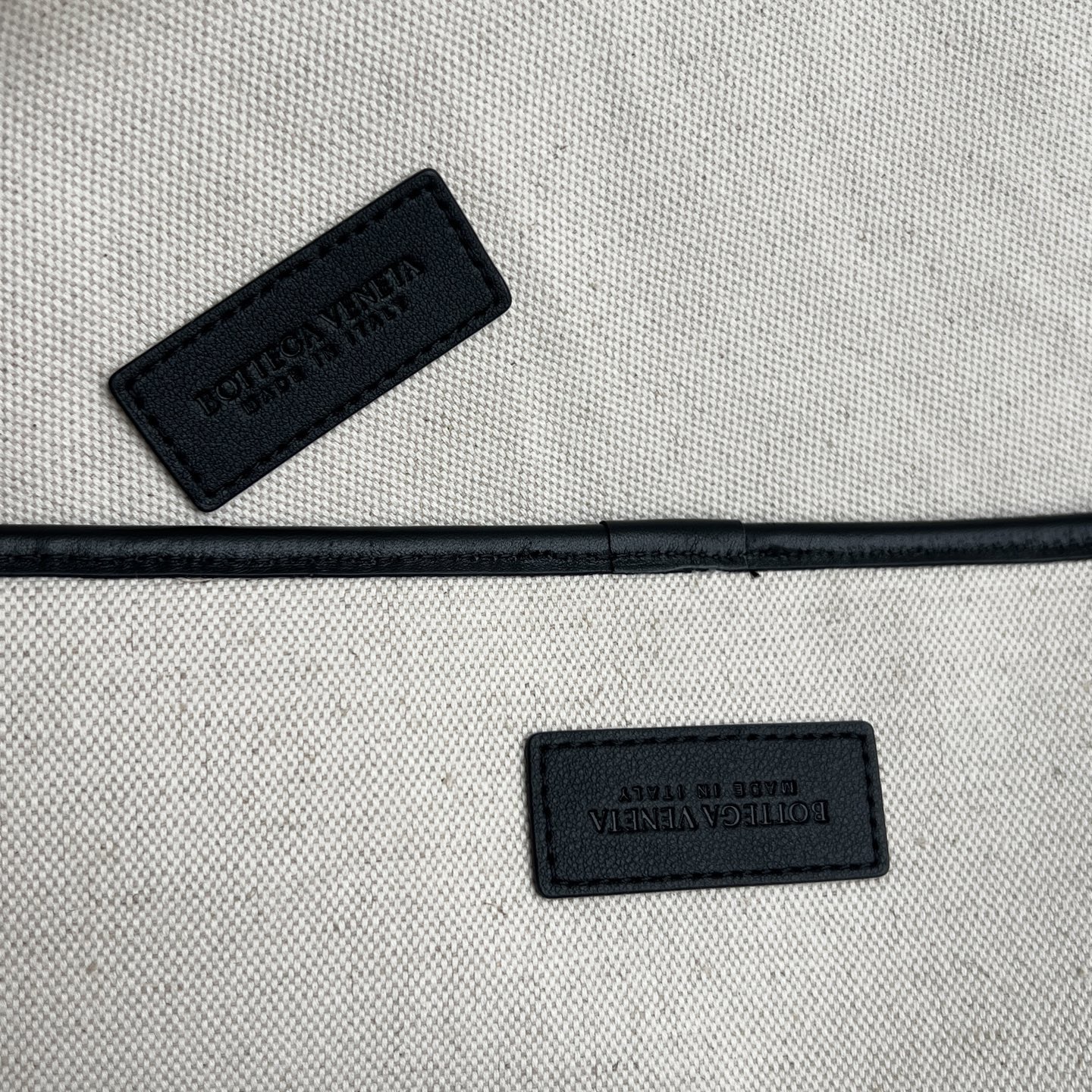 Чемодан для ручной клади в стиле Bottega Veneta из плетёной натуральной кожи чёрного цвета