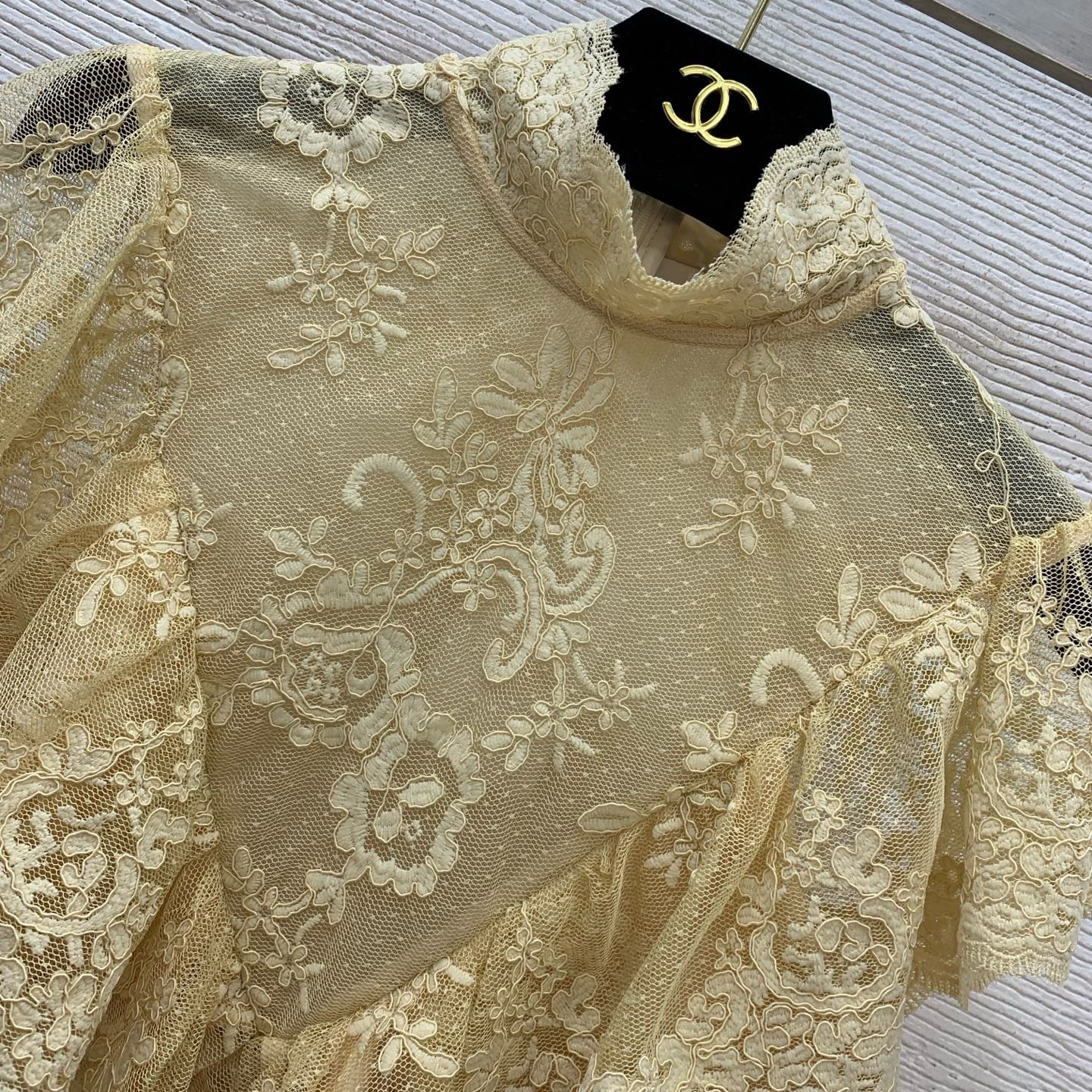 Костюм женский в стиле Zimmermann абрикосового цвета с блузой и брюками