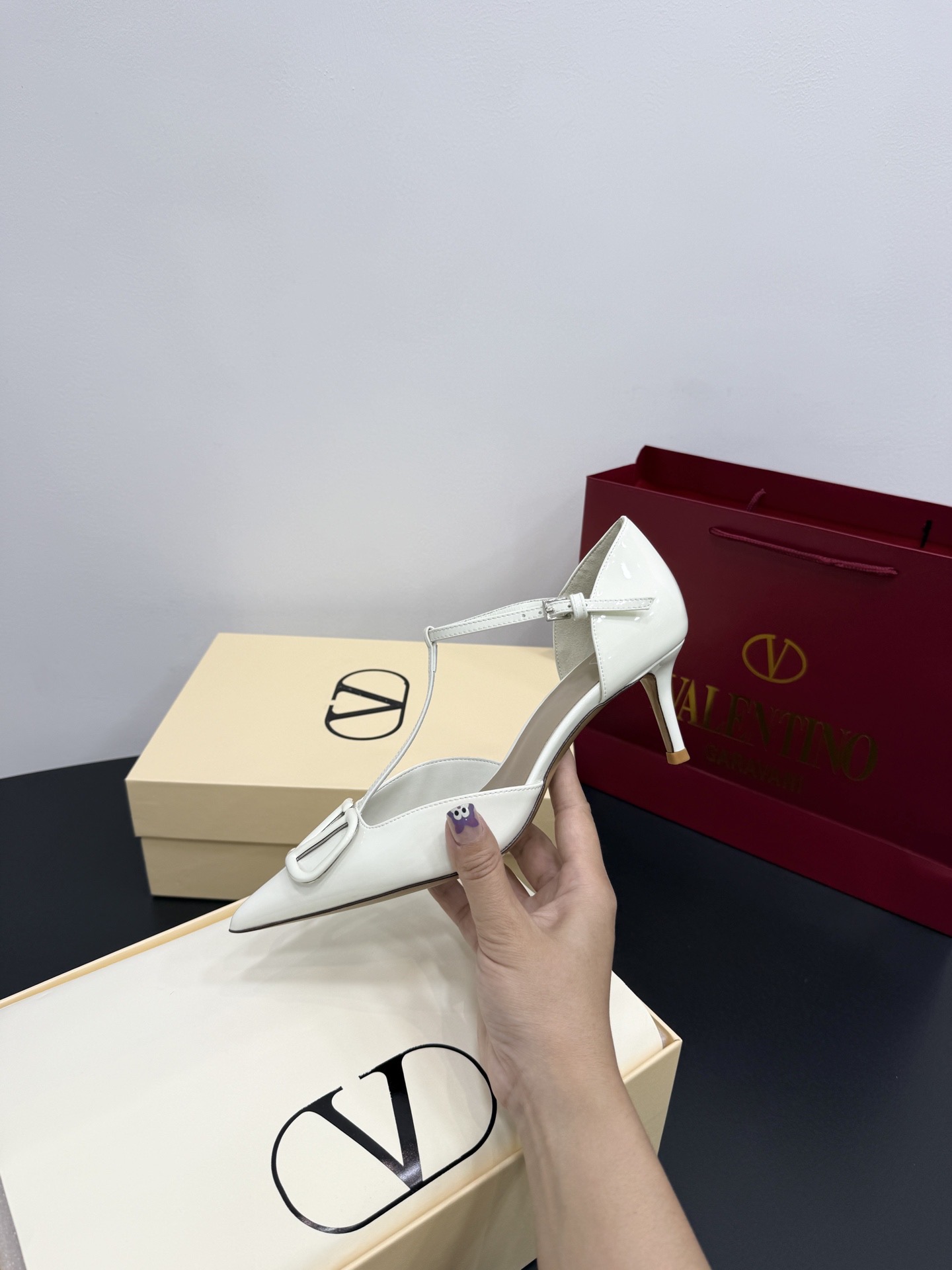 Туфли женские в стиле Valentino VLogo из лаковой натуральной кожи белого цвета