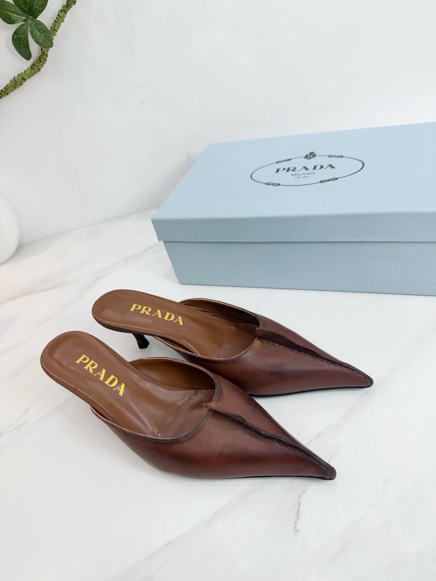 Мюли женские в стиле Prada из натуральной кожи коричневого цвета