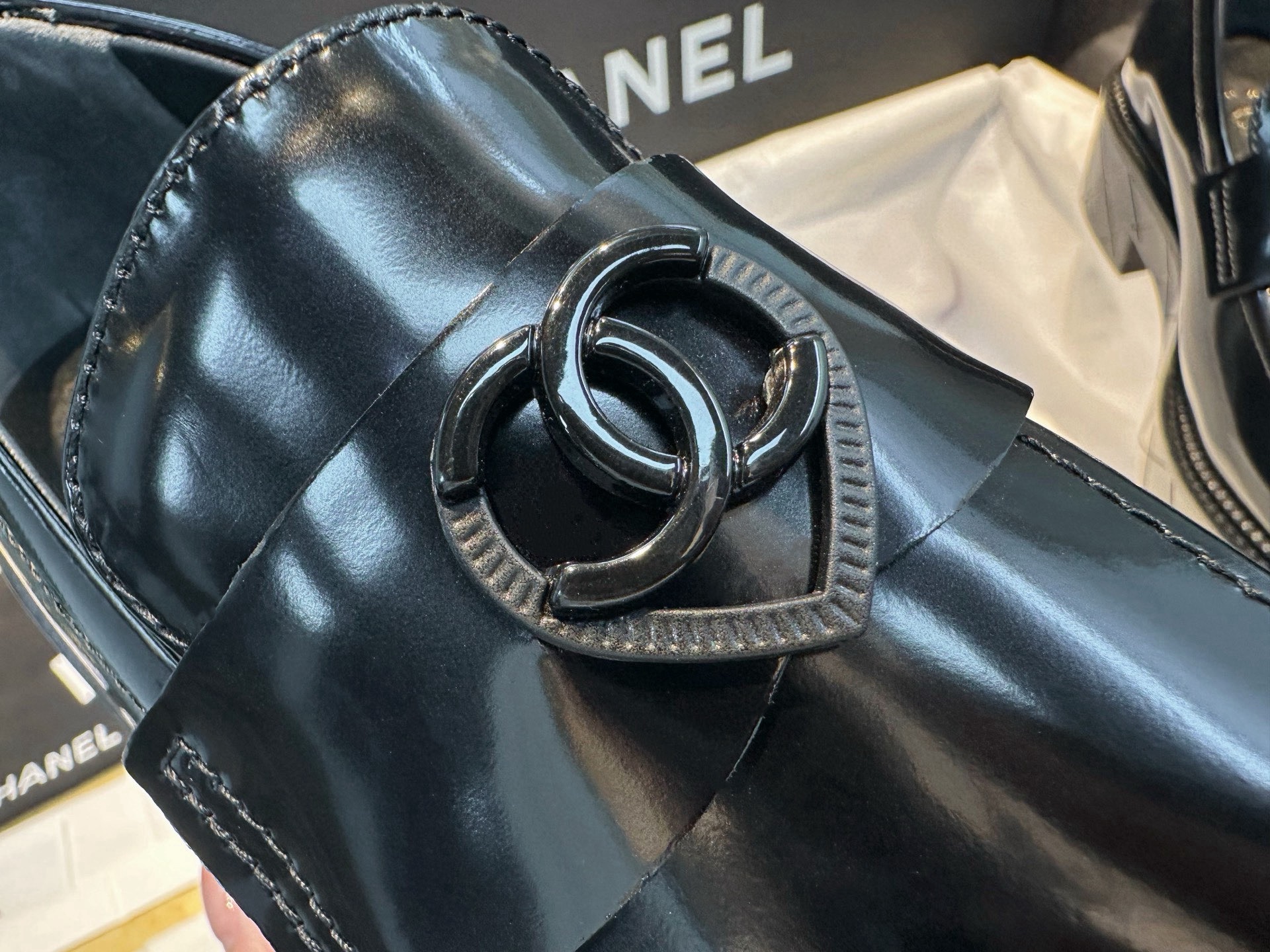 Лоферы женские в стиле Chanel из натуральной кожи черного цвета
