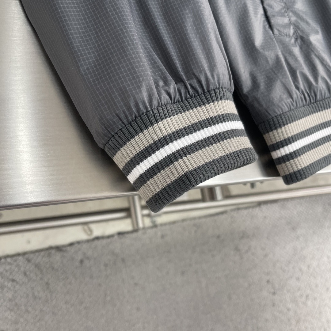 Куртка мужская Thom Browne серого цвета с капюшоном и полосатой отделкой