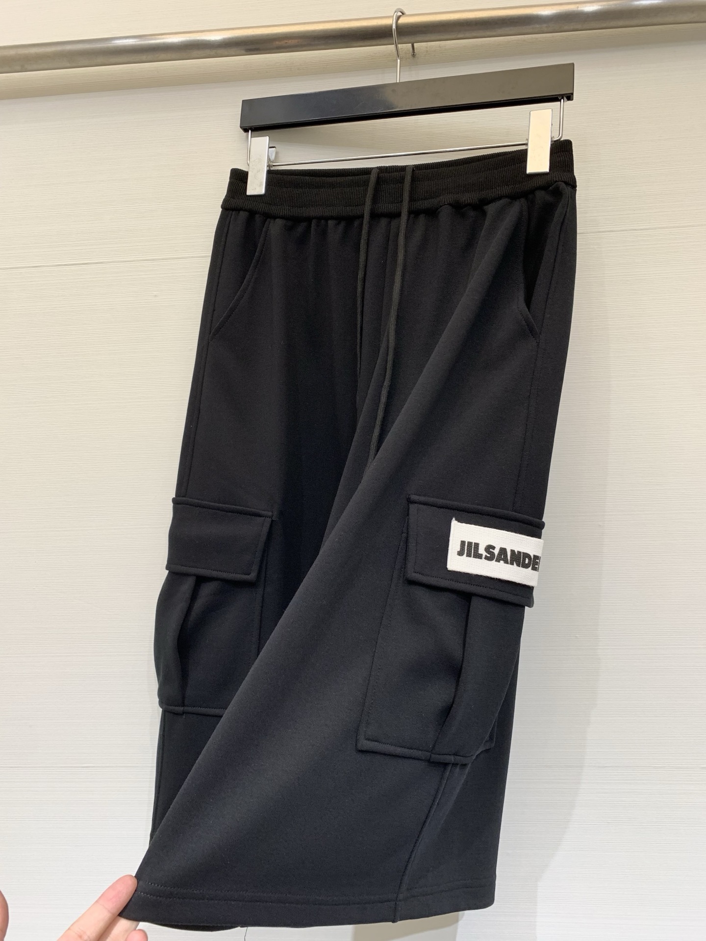 Шорты женские в стиле Jil Sander  чёрного цвета с накладными карманами