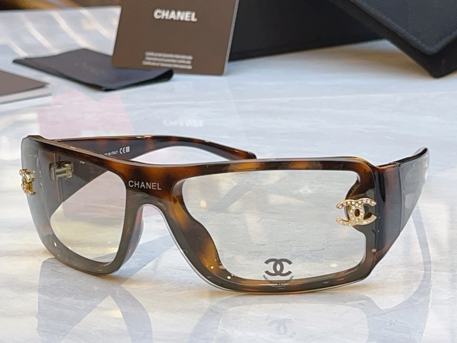 Очки солнцезащитные женские в стиле Chanel прямоугольной формы в массивной оправе