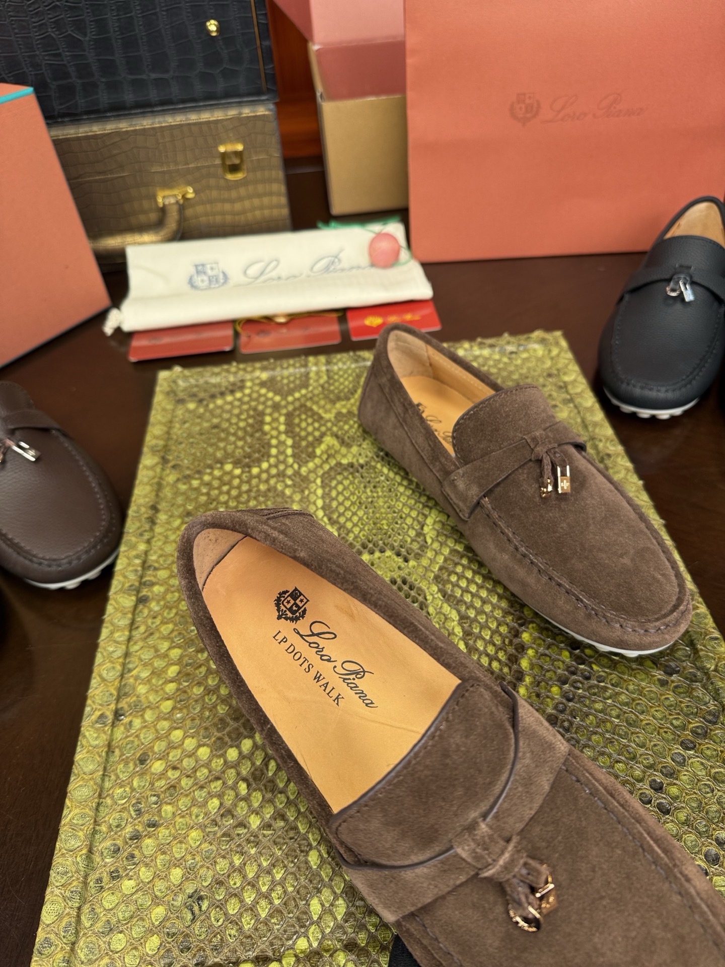 Мокасины мужские Loro Piana из натуральной замши тёмно-коричневого цвета