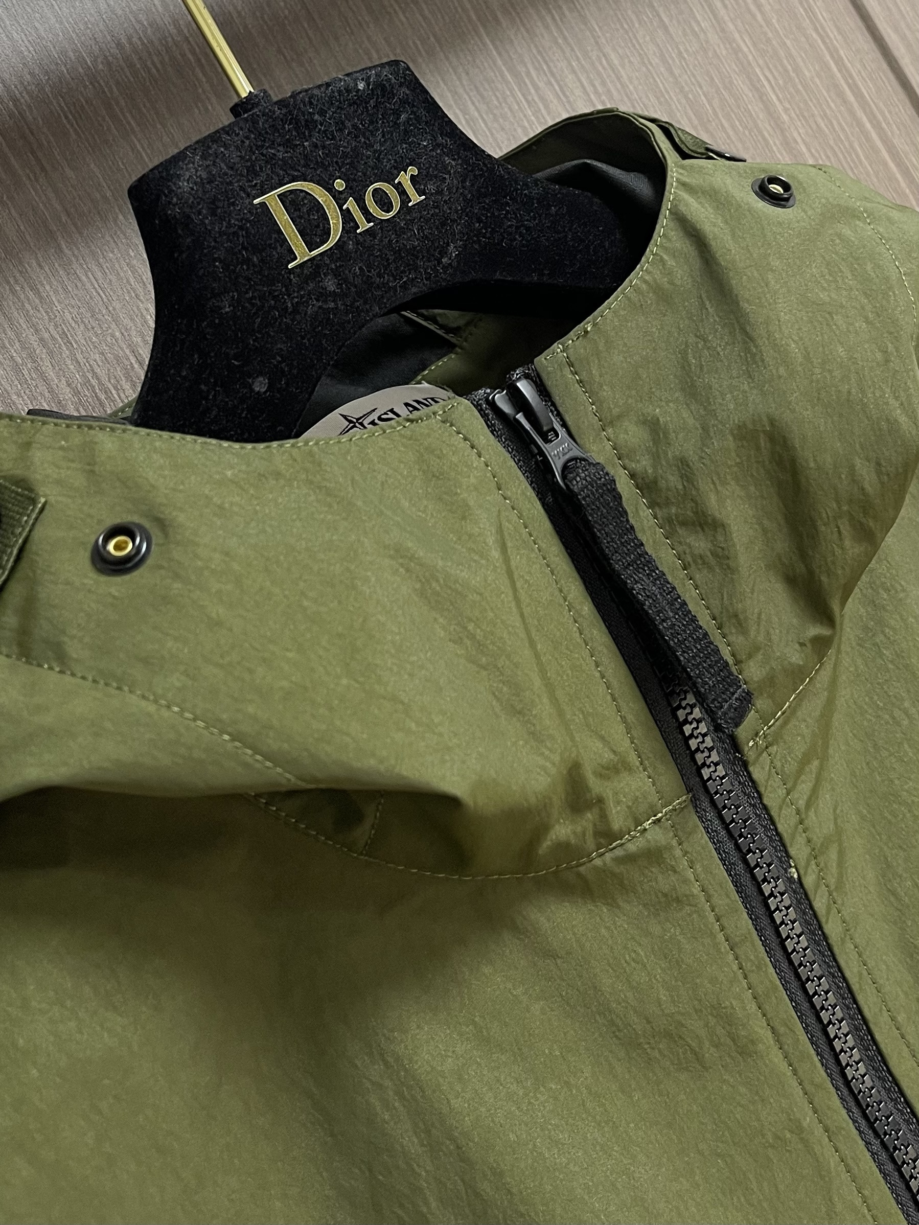 Куртка мужская в стиле Stone Island с капюшоном зелёного цвета