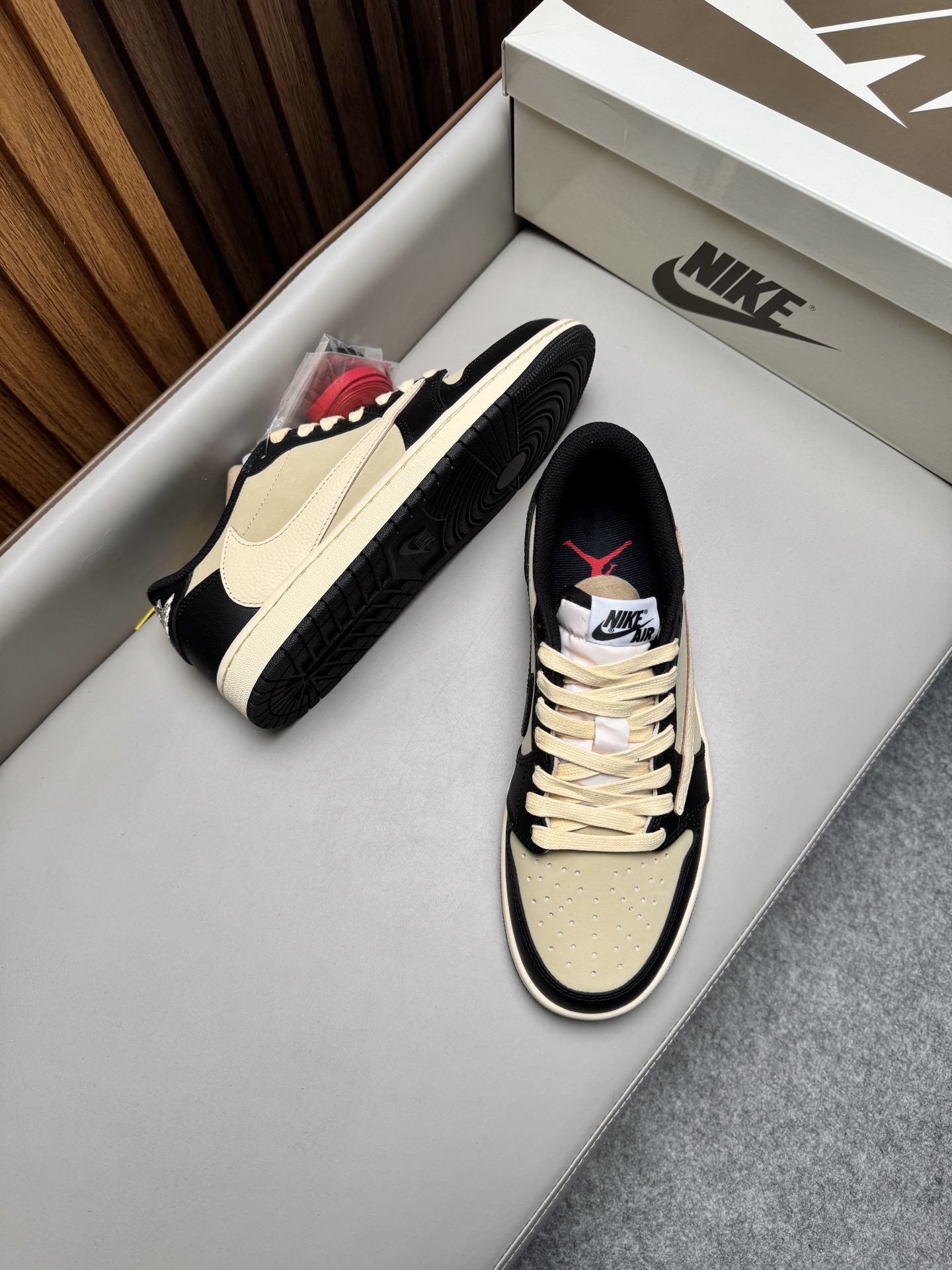 Кроссовки унисекс в стиле Travis Scott x Air Jordan 1 Low молочно-чёрного цвета