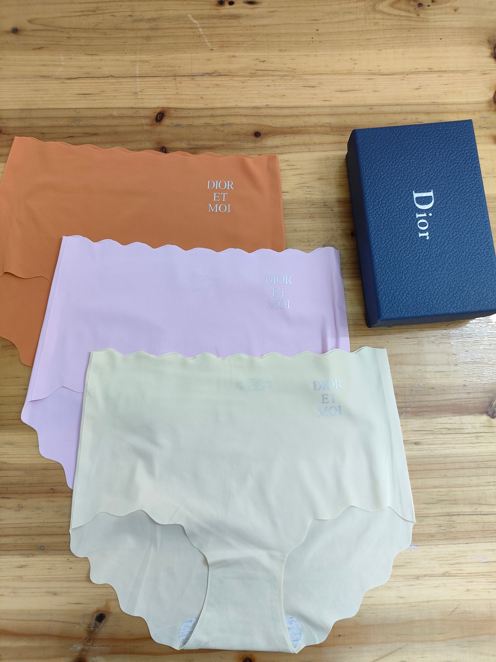 Трусы женские в стиле Dior из шелковистой ткани с бесшовной отделкой (набор 3 шт.)