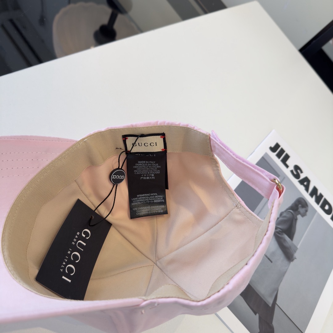 Кепка женская в стиле Gucci из хлопковой ткани розового цвета с логотипом