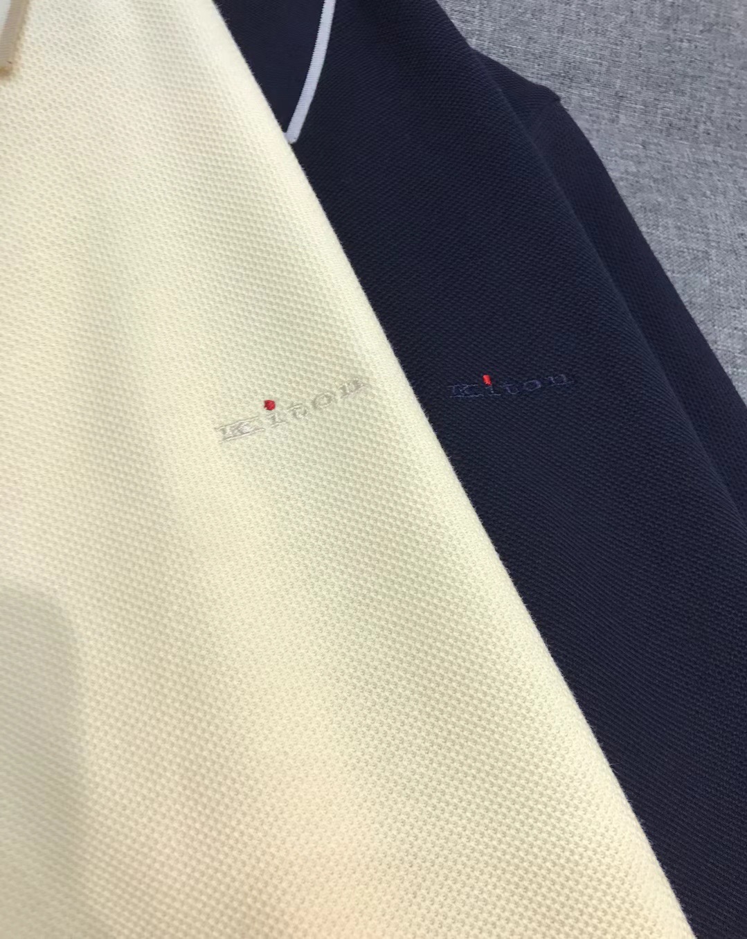 Поло мужское в стиле Kiton молочного цвета с коротким рукавом
