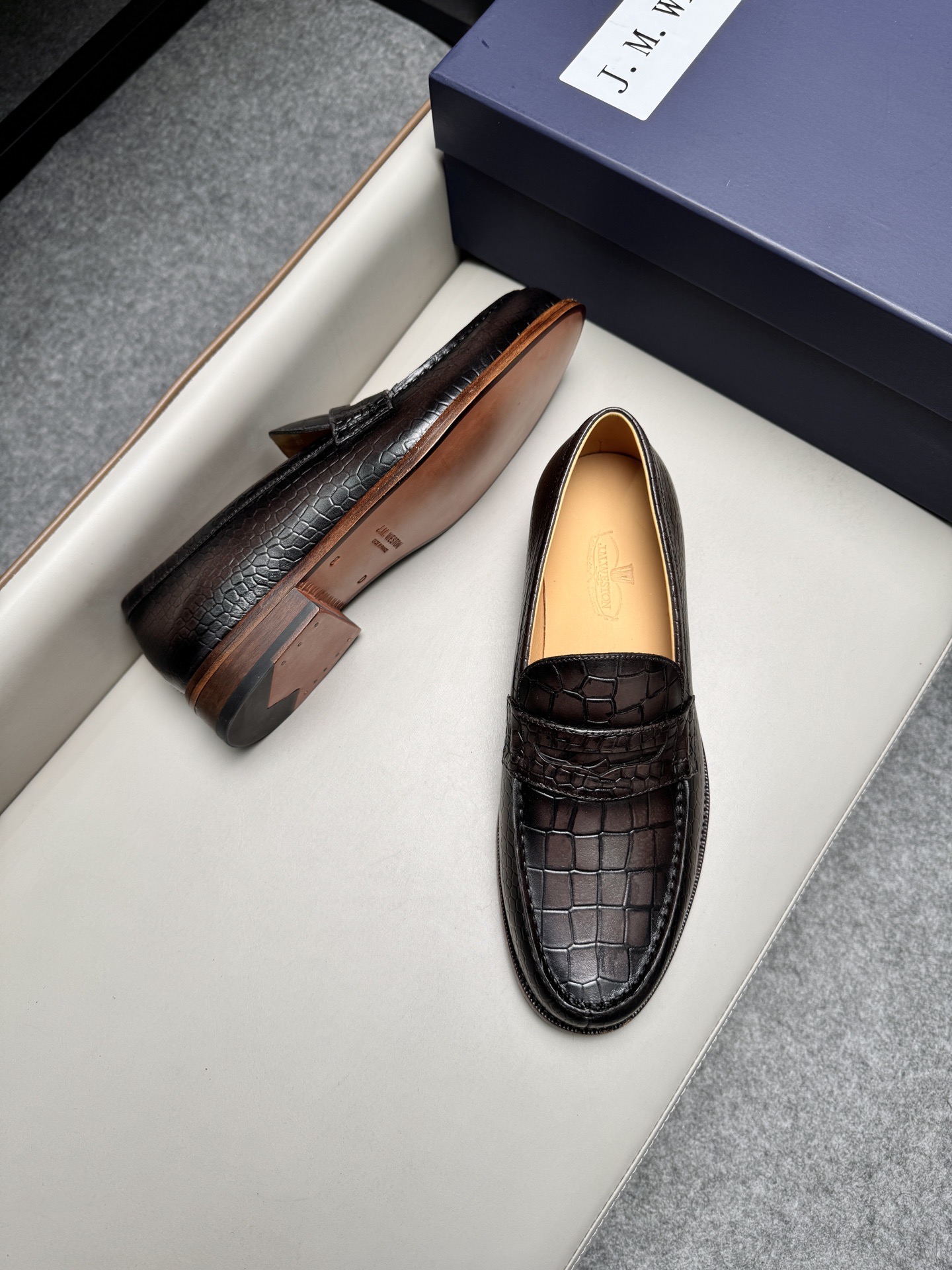 Лоферы мужские в стиле J.M. Weston коричневого цвета