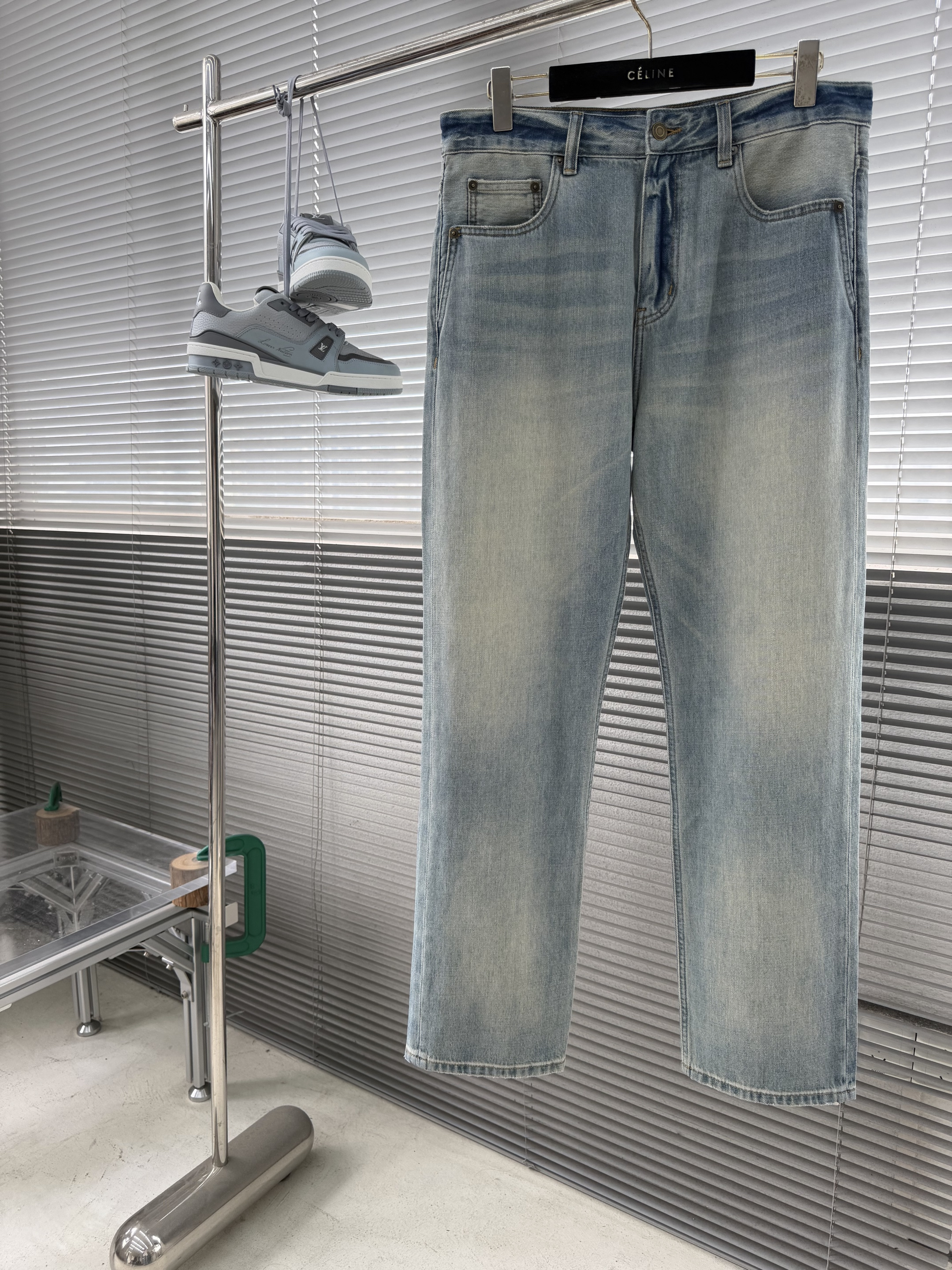 Джинсы мужские в стиле Saint Laurent прямого кроя из денима с эффектом варки