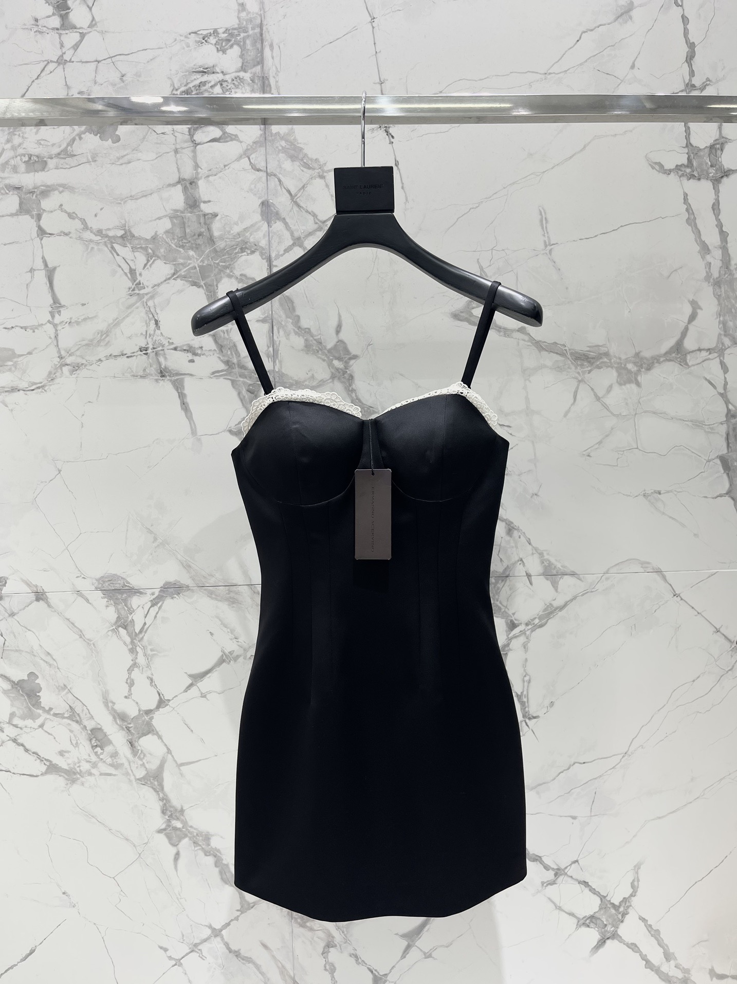 Платье женское в стиле Ermanno Scervino на бретелях с кружевом черного цвета