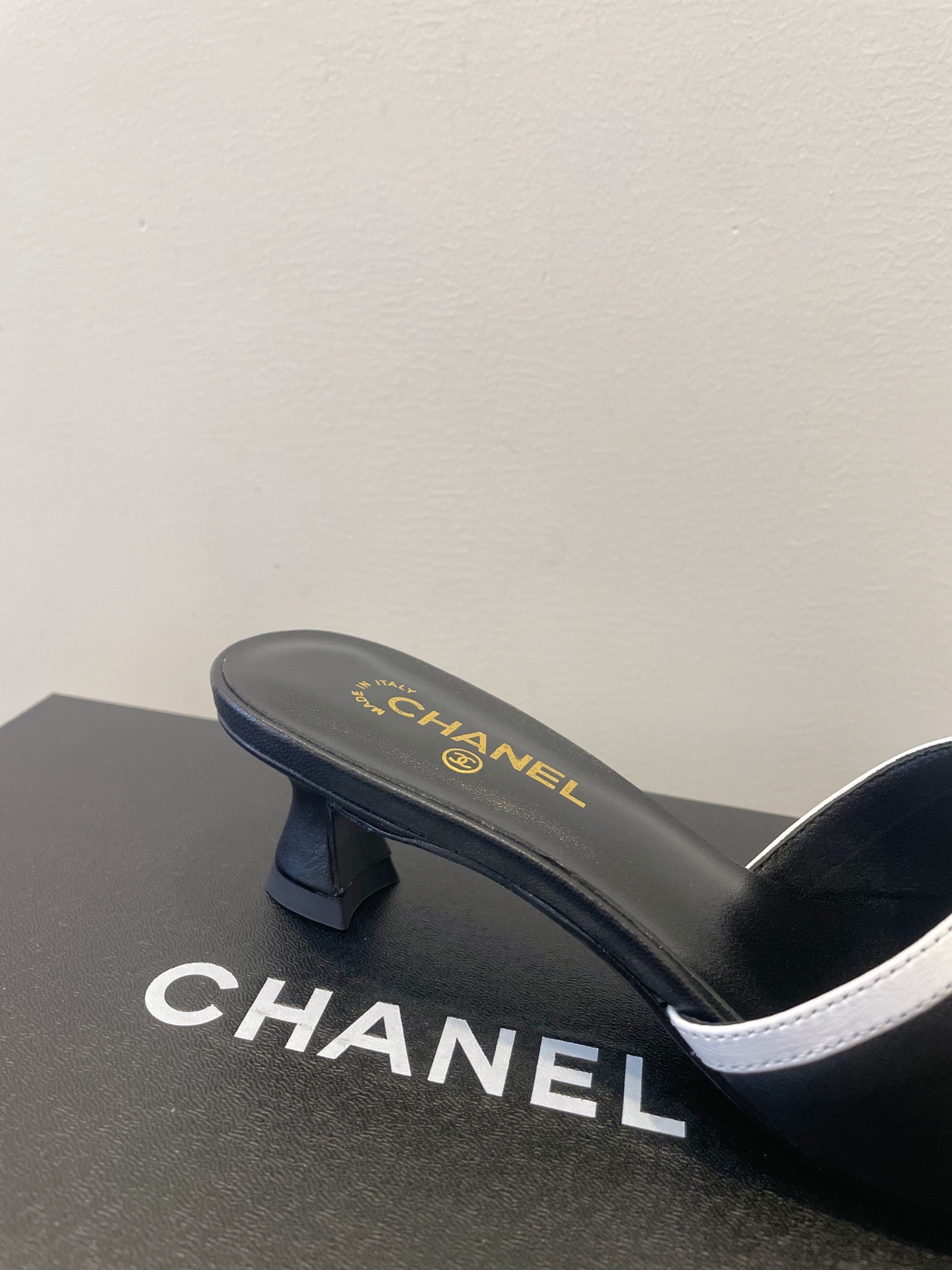 Мюли женские в стиле Chanel 26 с логотипом CC чёрного цвета с белым декором