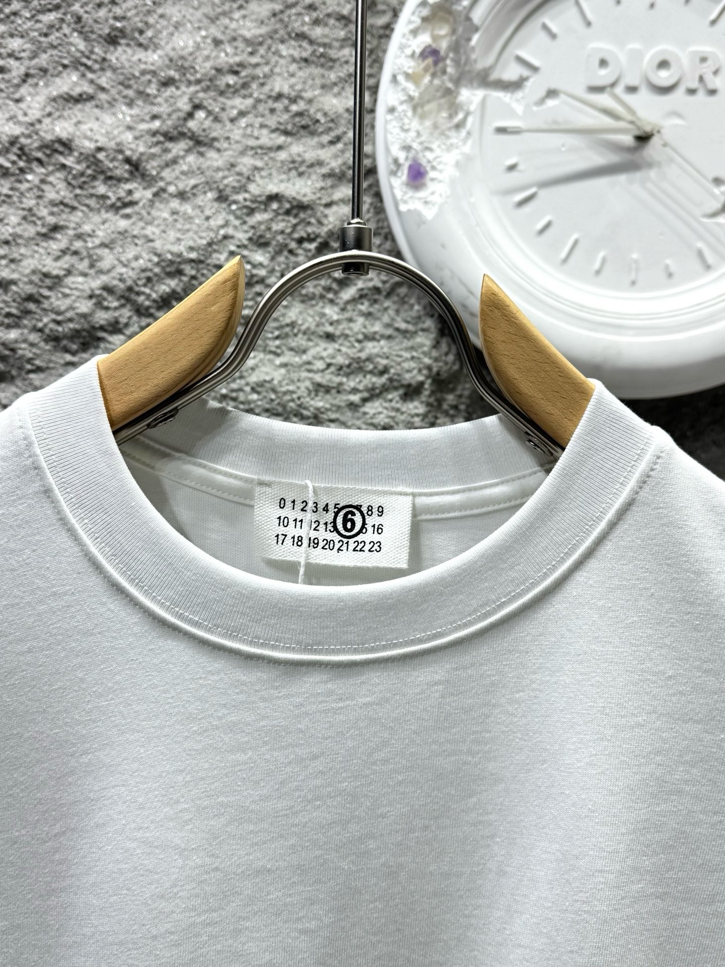 Футболка Maison Margiela MM6 белого цвета с принтом Maison 6