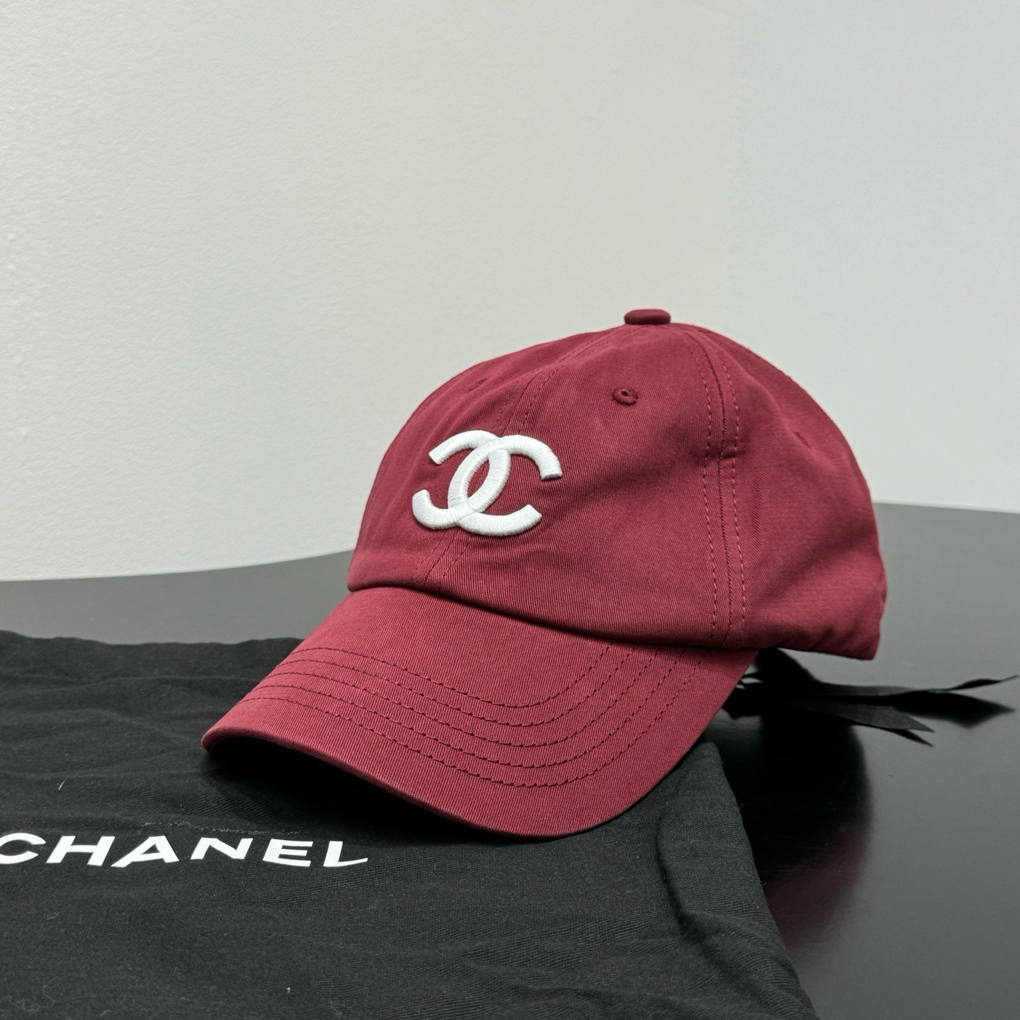 Бейсболка Chanel с вышитой монограммой бордового цвета