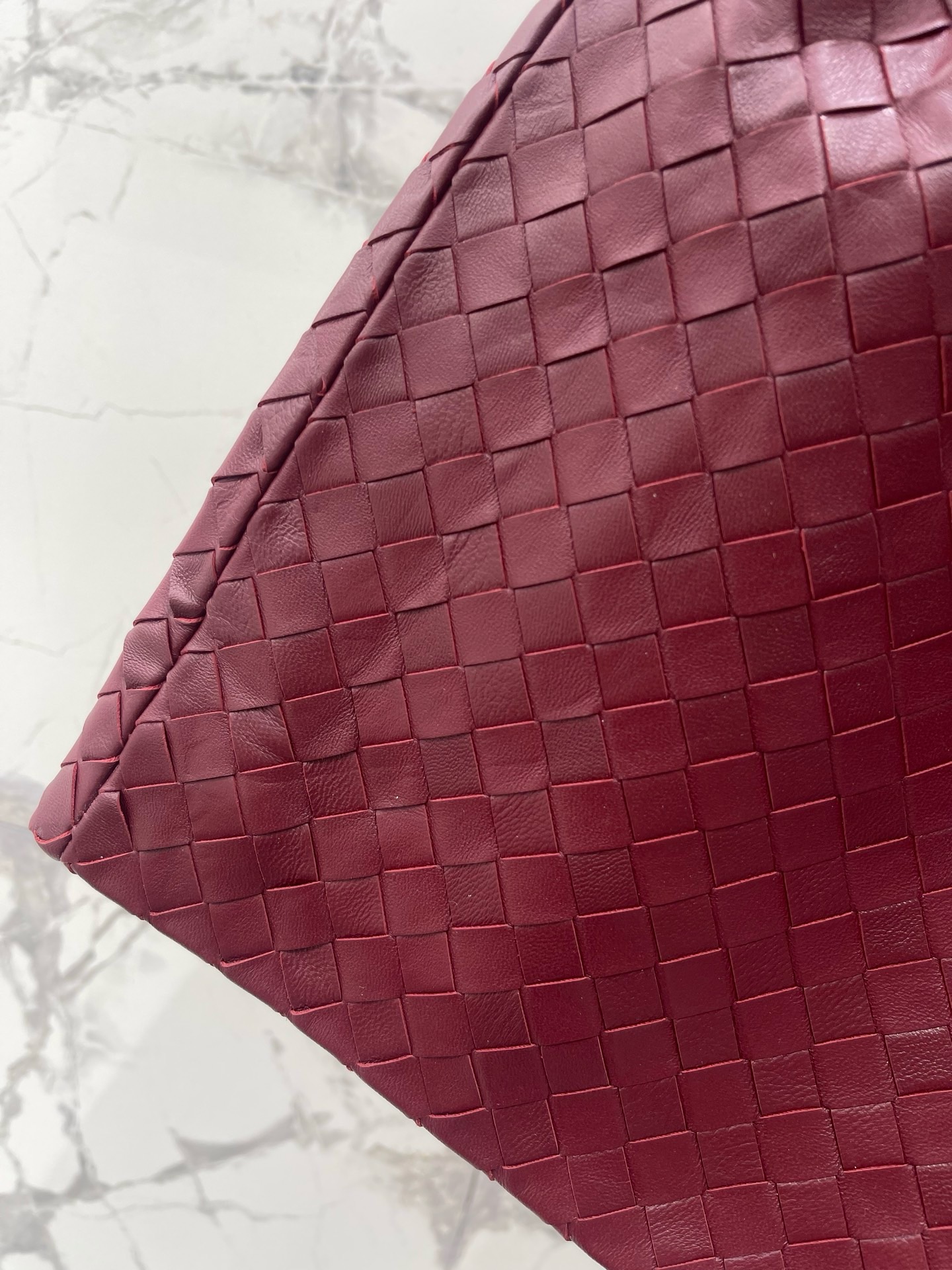 Шорты женские Bottega Veneta бордового цвета с плетением Intrecciato