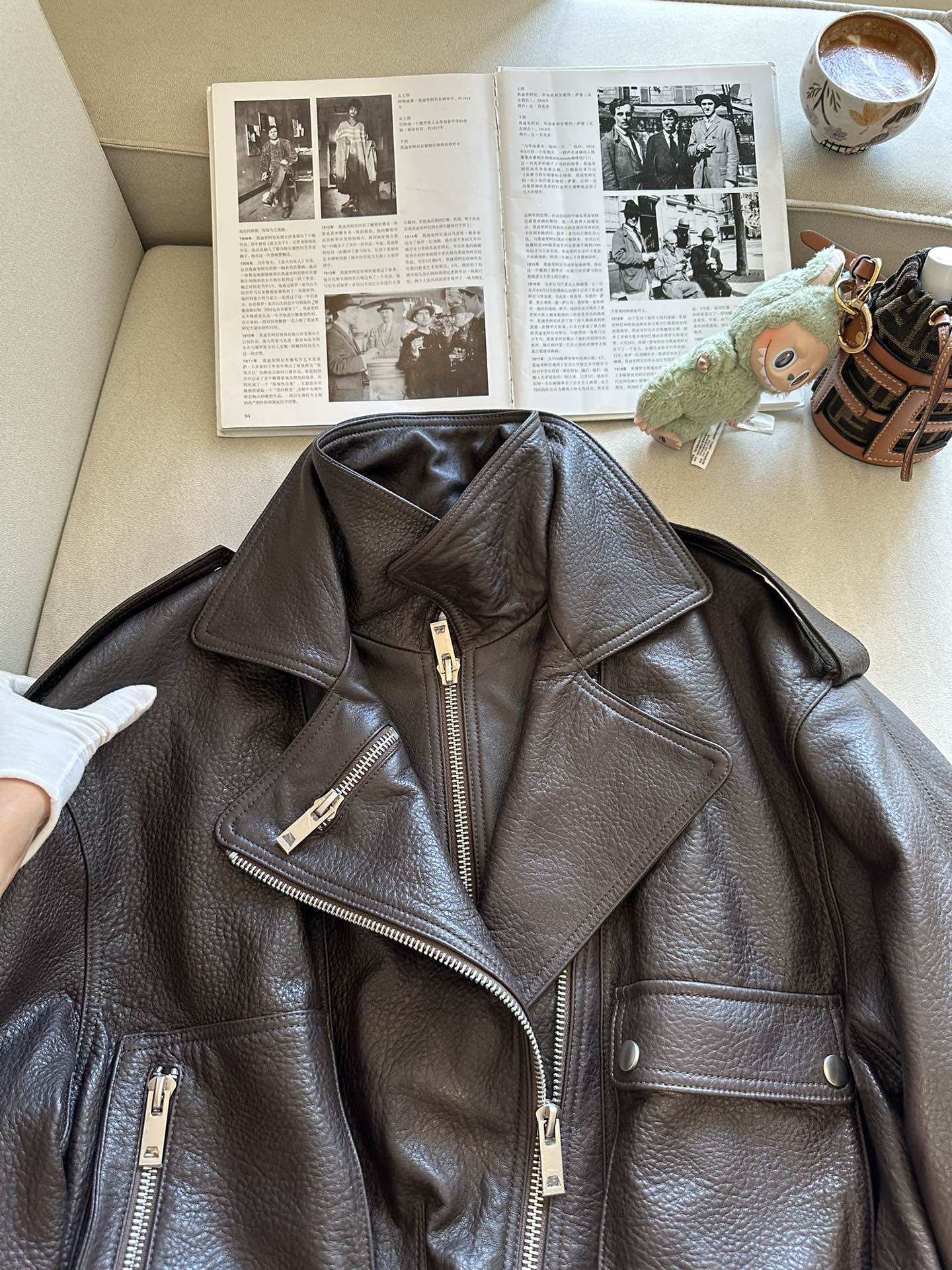 Куртка женская в стиле Alaïa из натуральной кожи тёмно-коричневого цвета укороченная с акцентным поясом