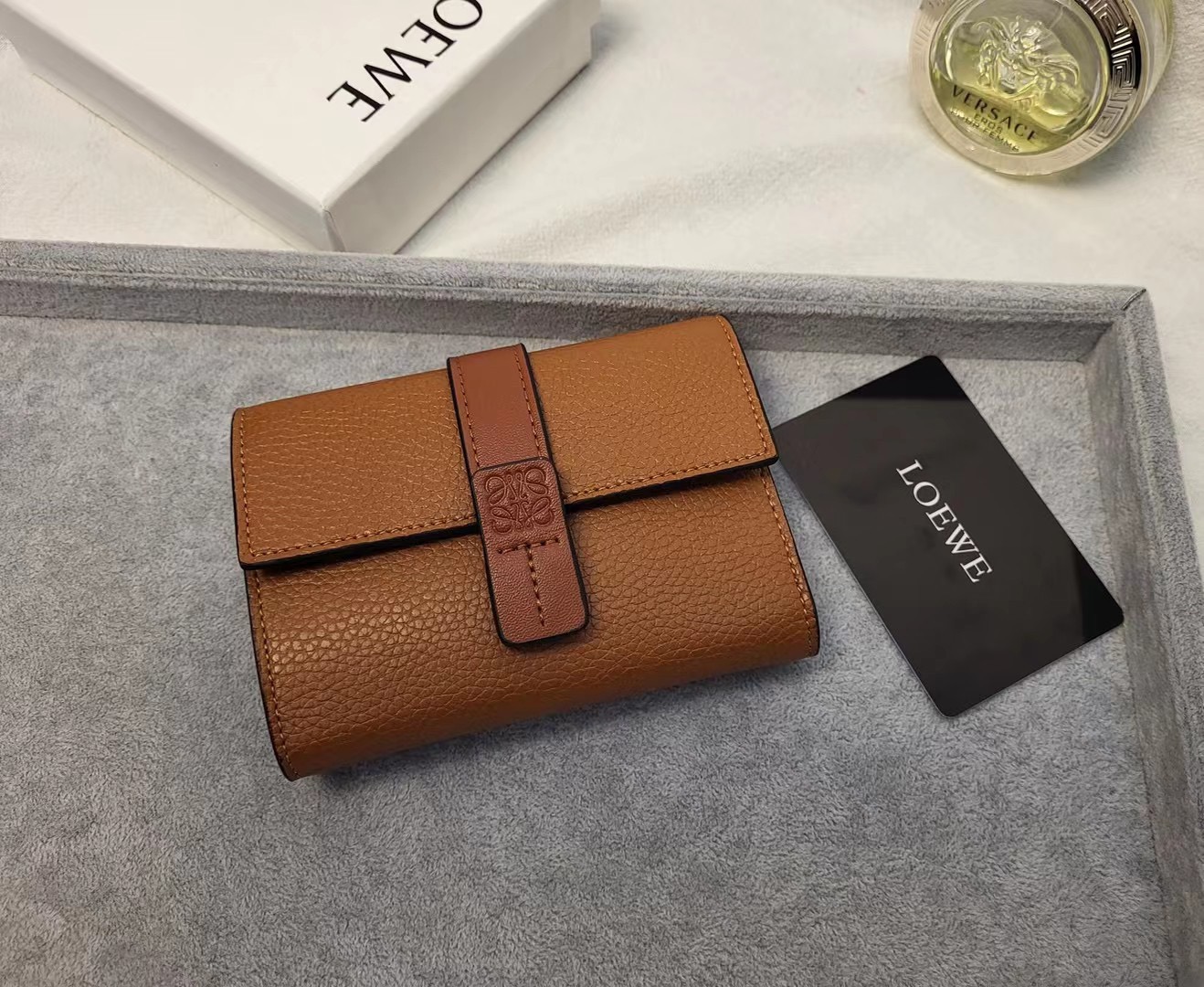 Кошелёк женский в стиле Loewe Anagram L1102 карамельно-коричневого цвета с контрастной подкладкой