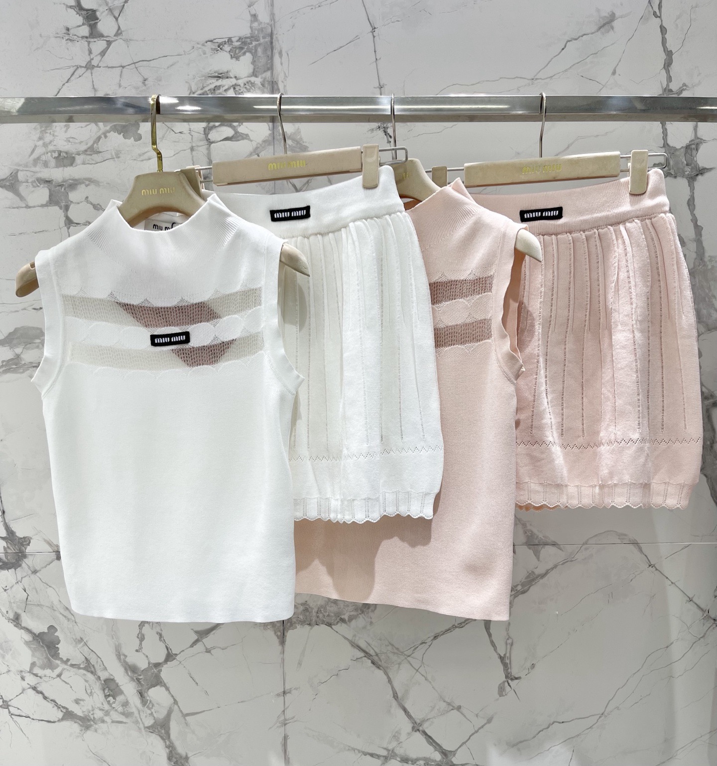 Костюм женский в стиле Miu Miu трикотажный: топ без рукавов и юбка миди плиссированная