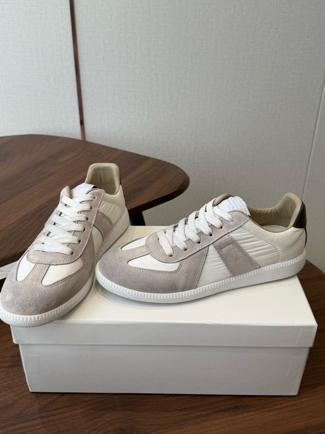 Кроссовки Maison Margiela Replica бело-бежевого цвета