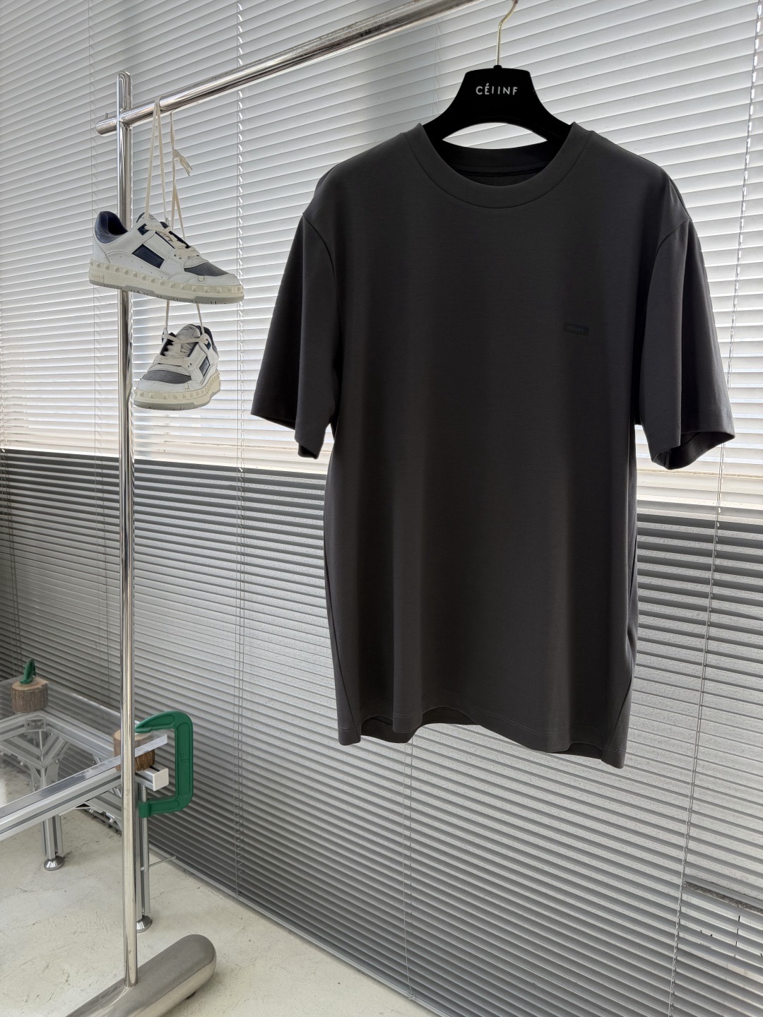 Футболка мужская в стиле Prada минималистичная с логотипом графитового цвета