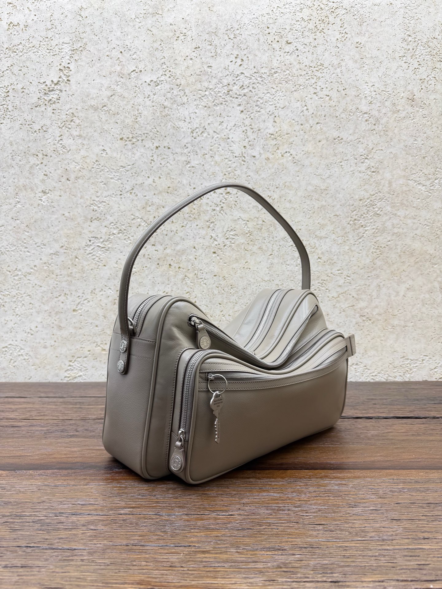 Сумка женская Acne Studios Camera Bag серого цвета